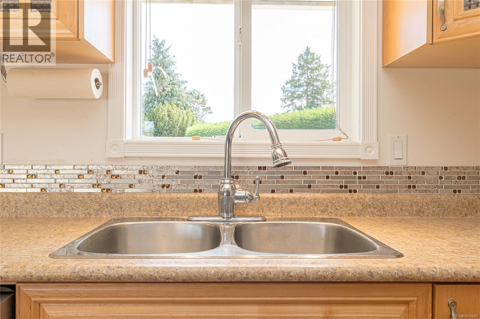 Photo 33 of 2560 Dorset Rd, Oak Bay BC
