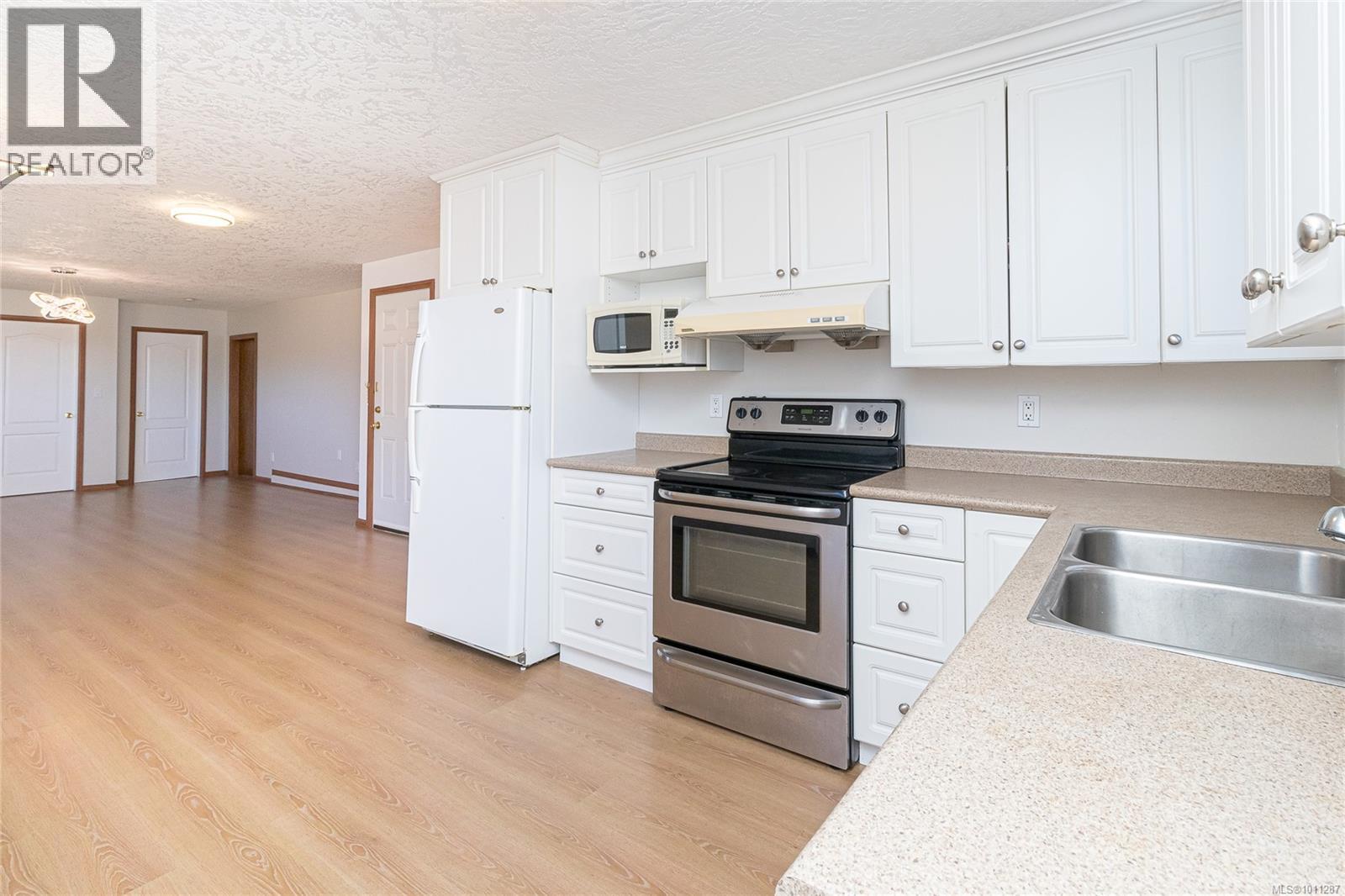 Photo 13 of 2560 Dorset Rd, Oak Bay BC