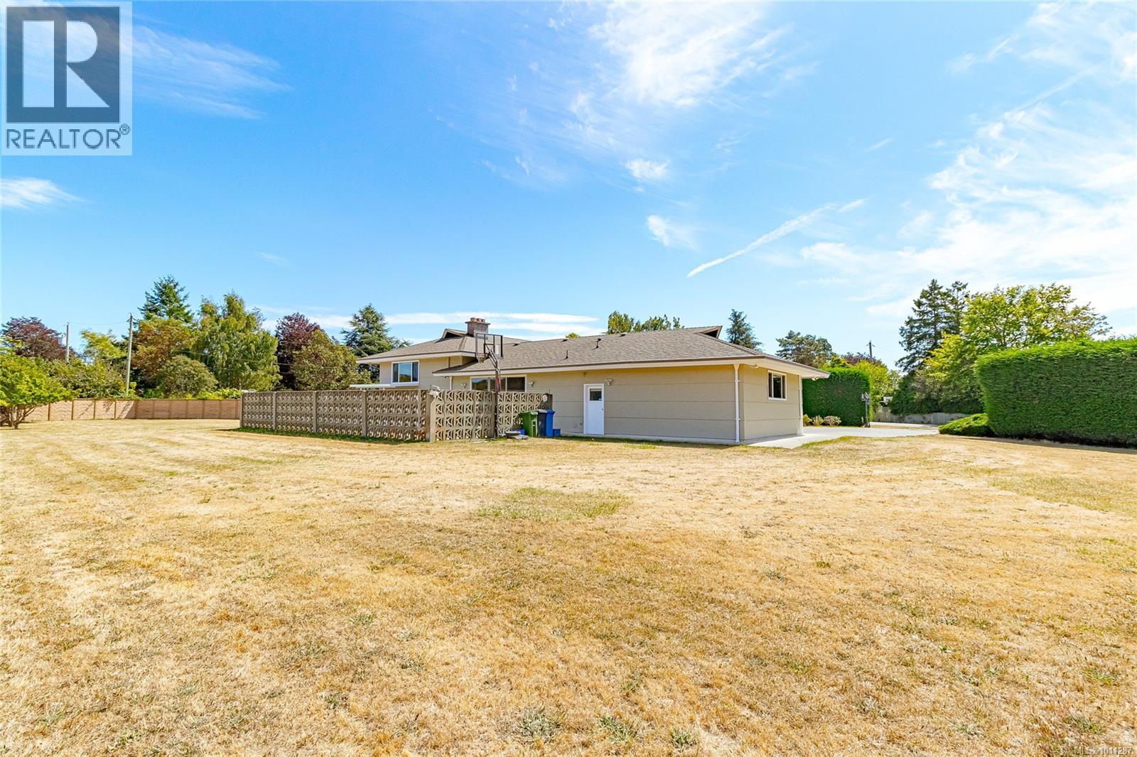 Photo 8 of 2560 Dorset Rd, Oak Bay BC