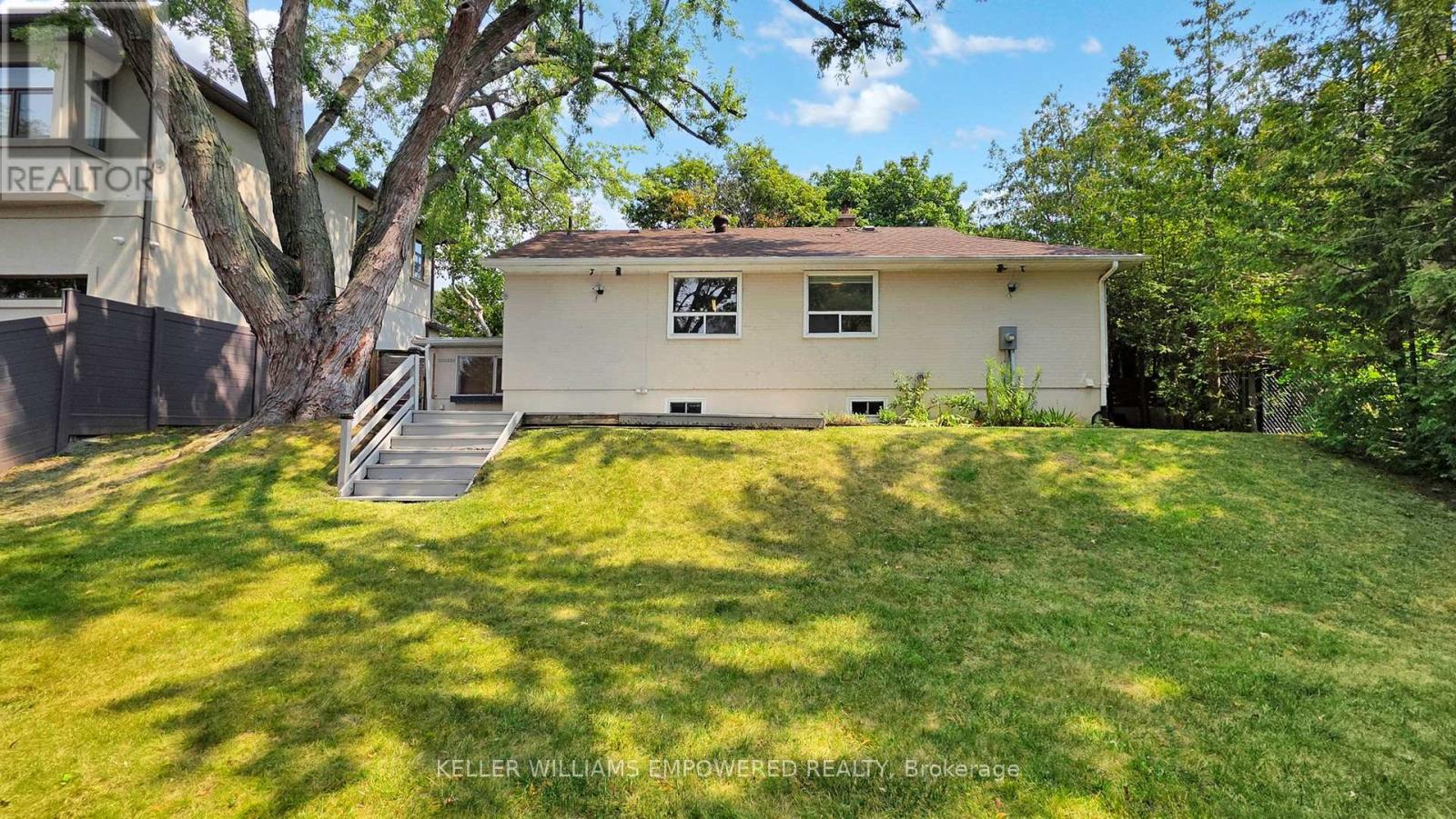 Photo 13 of 30 Paperbirch Drive, Toronto ON
