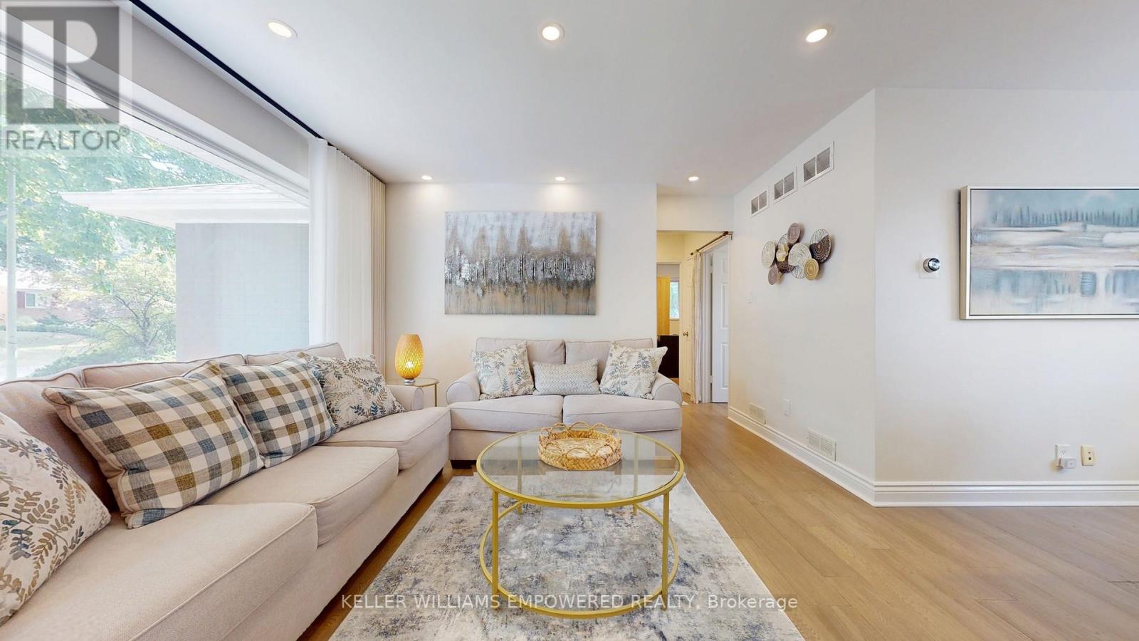 Photo 12 of 30 Paperbirch Drive, Toronto ON