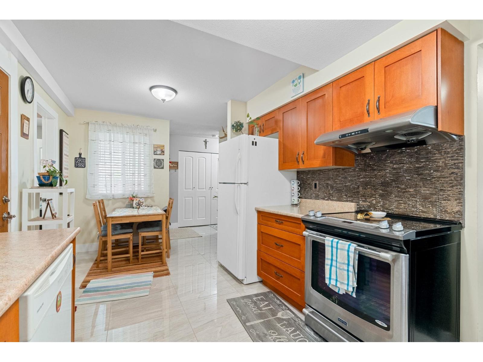 Photo 8 of 30 8555 King George Boulevard, Surrey BC