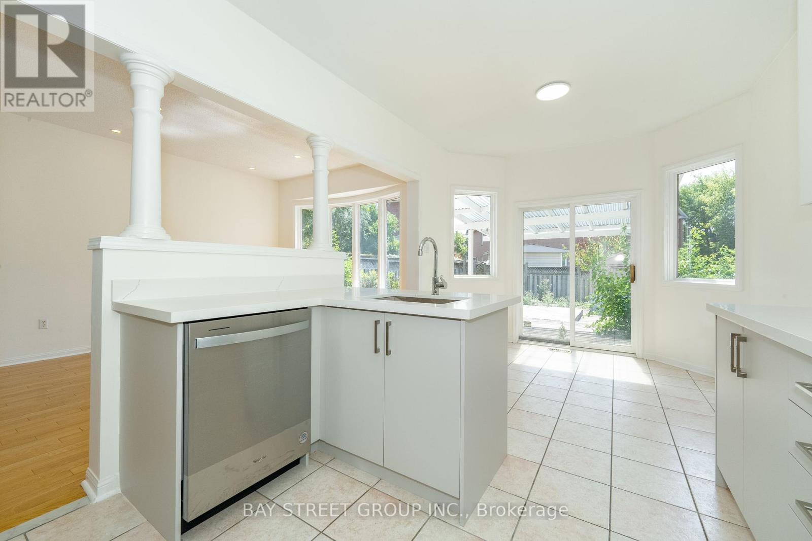 Photo 13 of 25 Formosa Drive, Richmond Hill ON