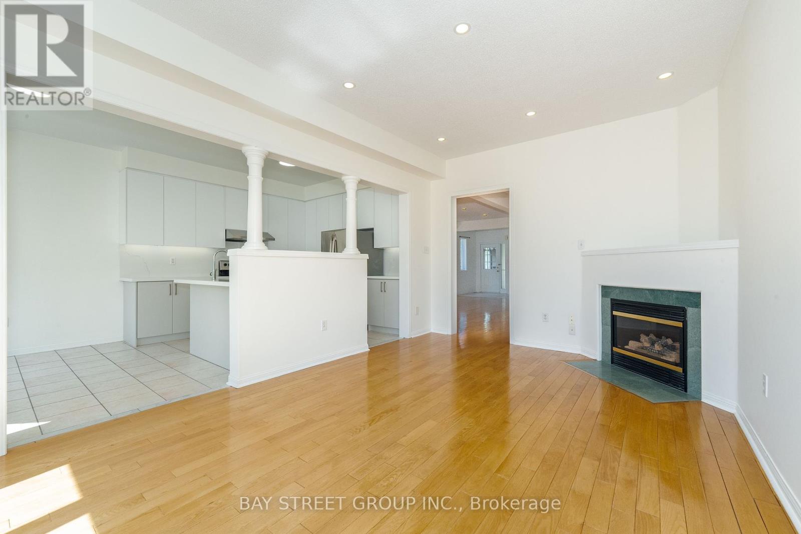 Photo 15 of 25 Formosa Drive, Richmond Hill ON