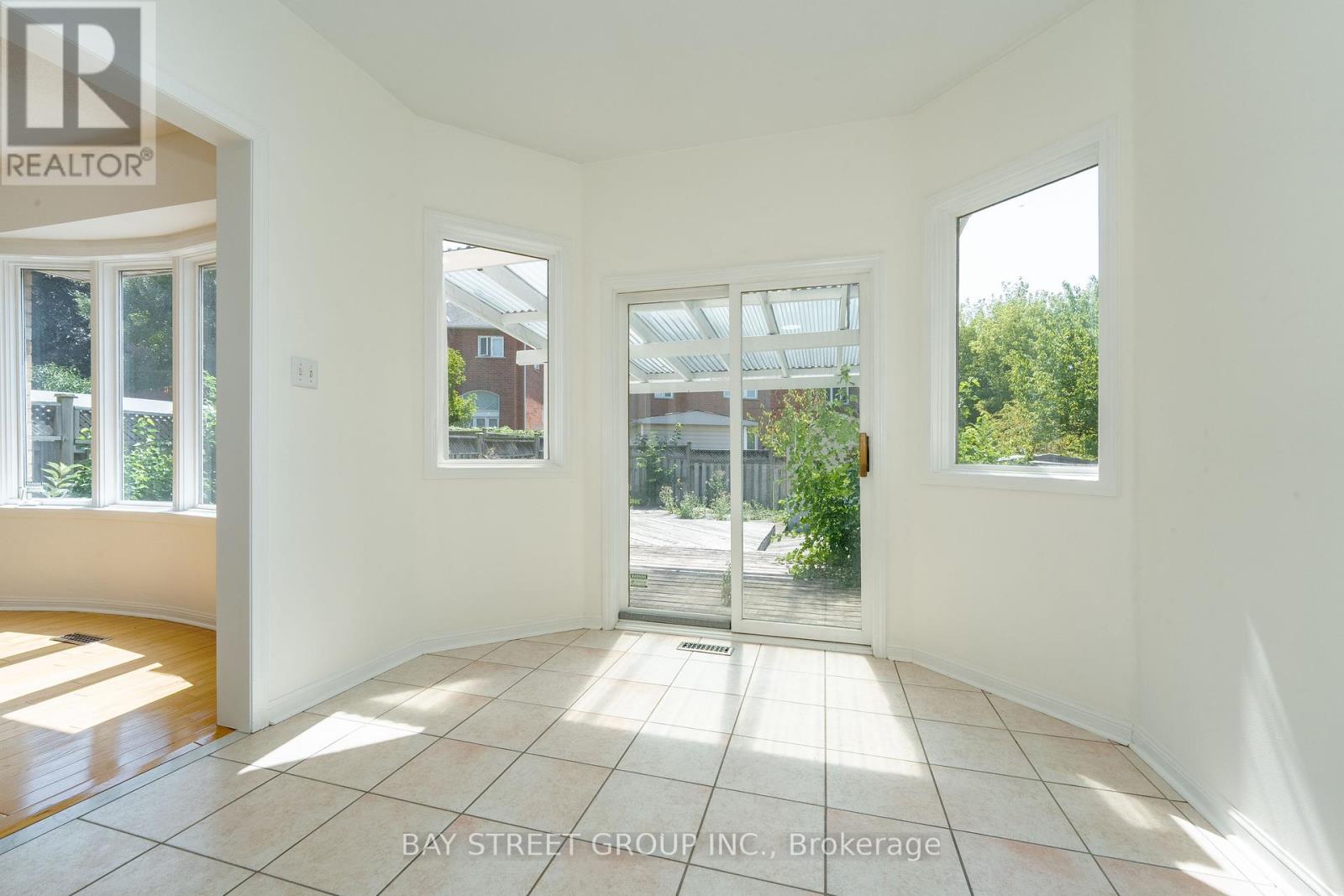 Photo 17 of 25 Formosa Drive, Richmond Hill ON