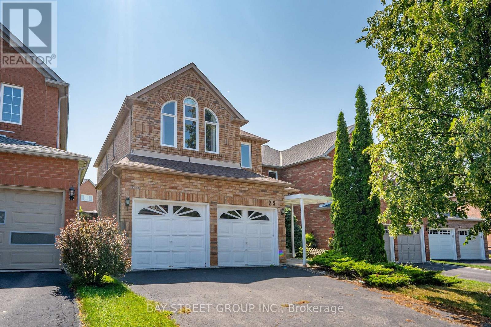 Photo 2 of 25 Formosa Drive, Richmond Hill ON