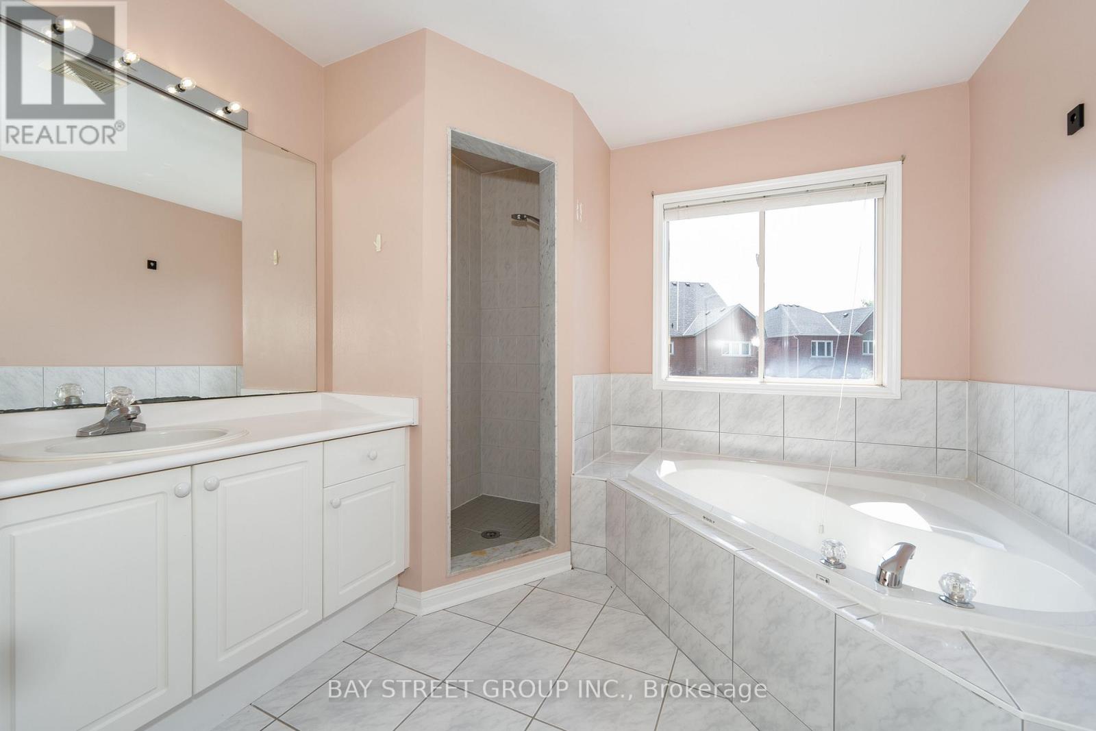 Photo 24 of 25 Formosa Drive, Richmond Hill ON