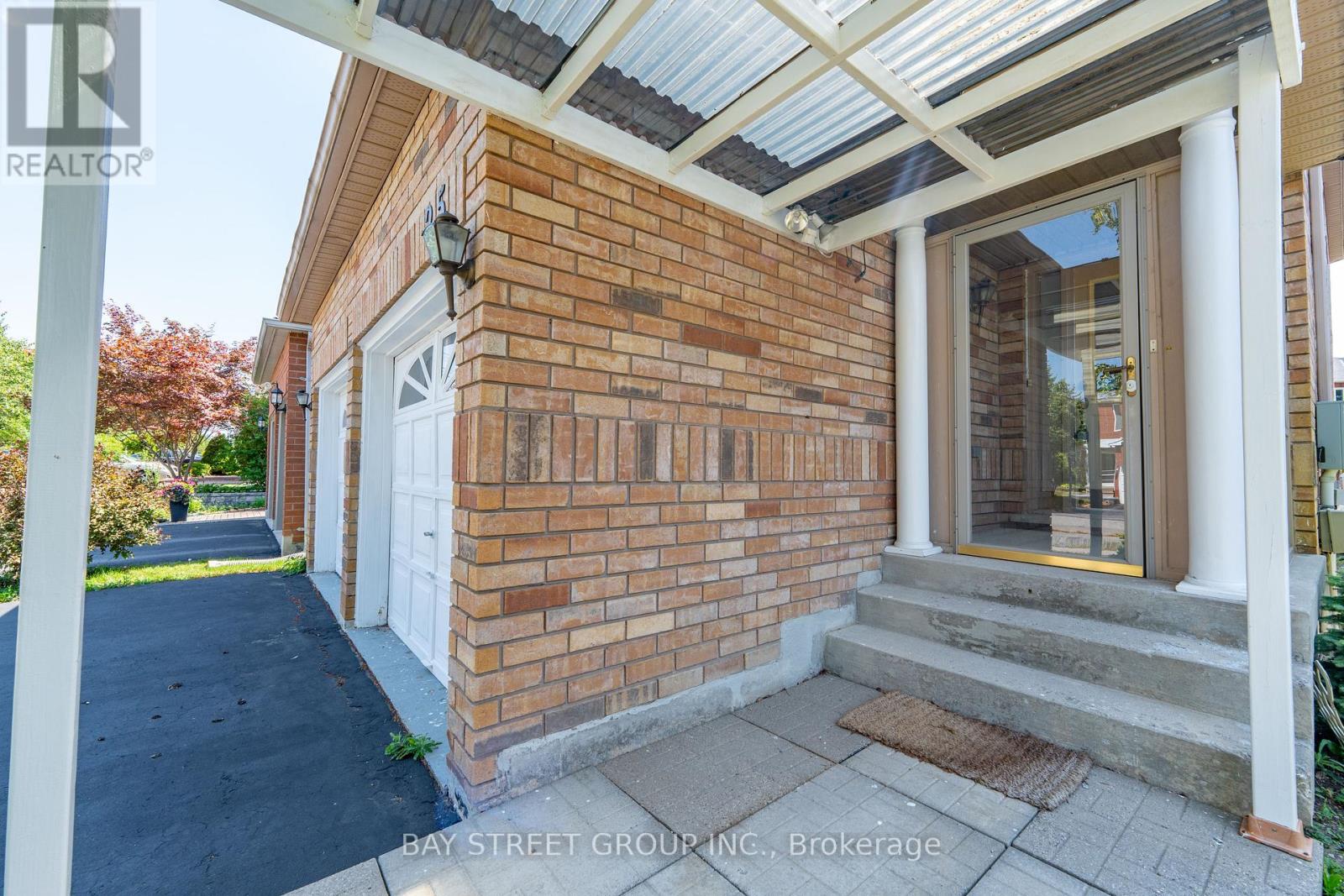 Photo 5 of 25 Formosa Drive, Richmond Hill ON
