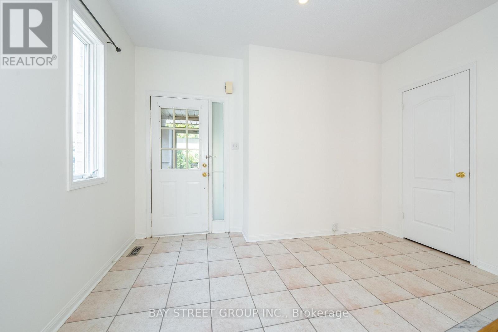 Photo 8 of 25 Formosa Drive, Richmond Hill ON