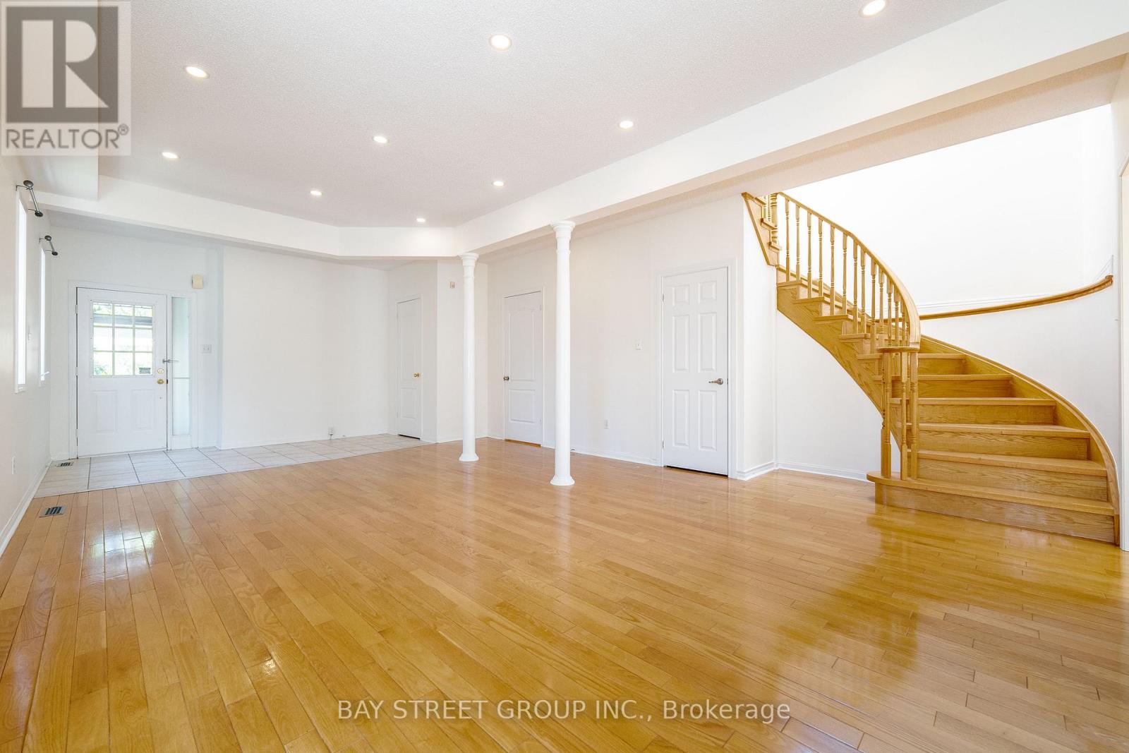 Photo 9 of 25 Formosa Drive, Richmond Hill ON