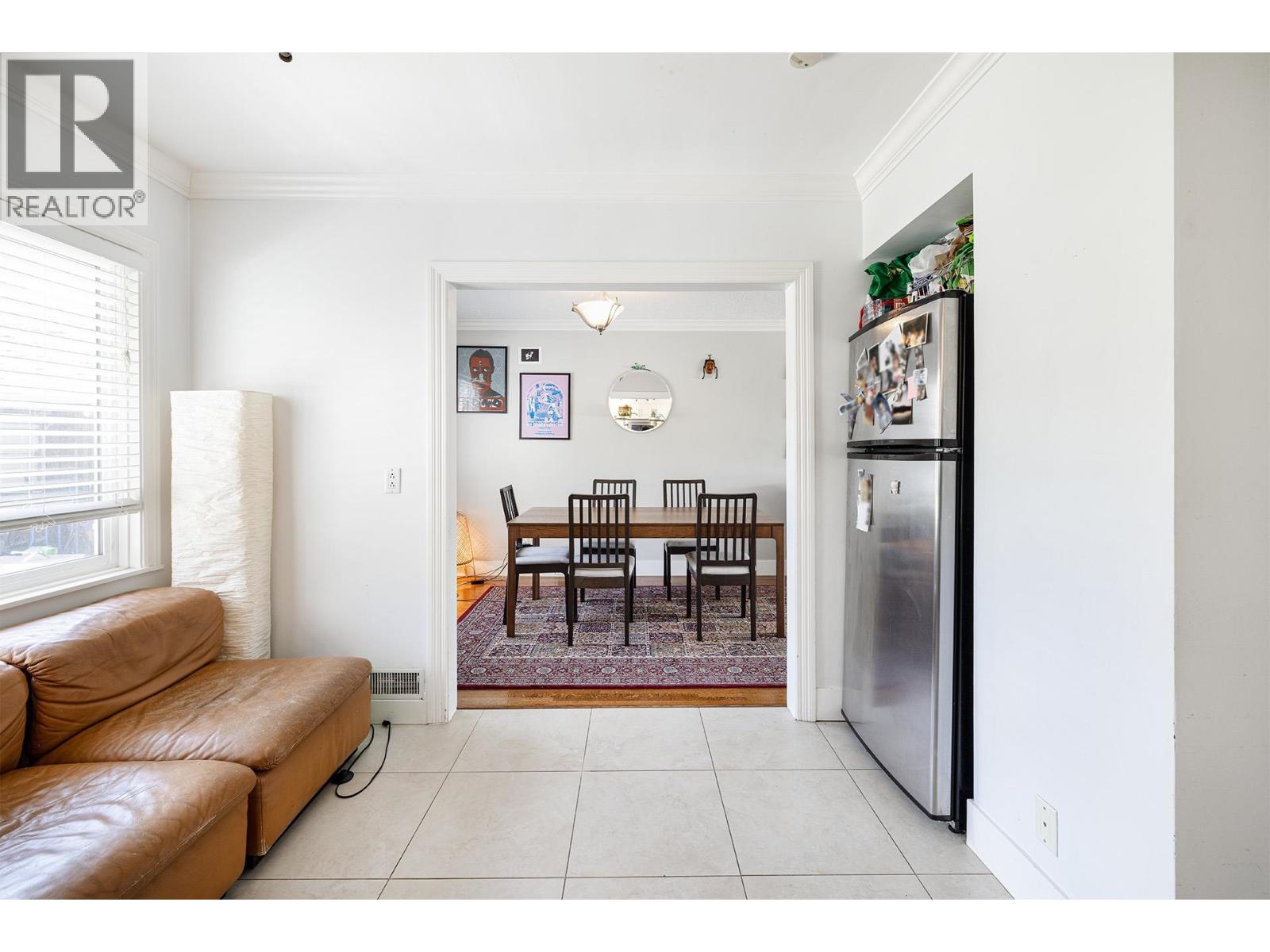 Photo 10 of 4378 Briarwood Crescent, Burnaby BC