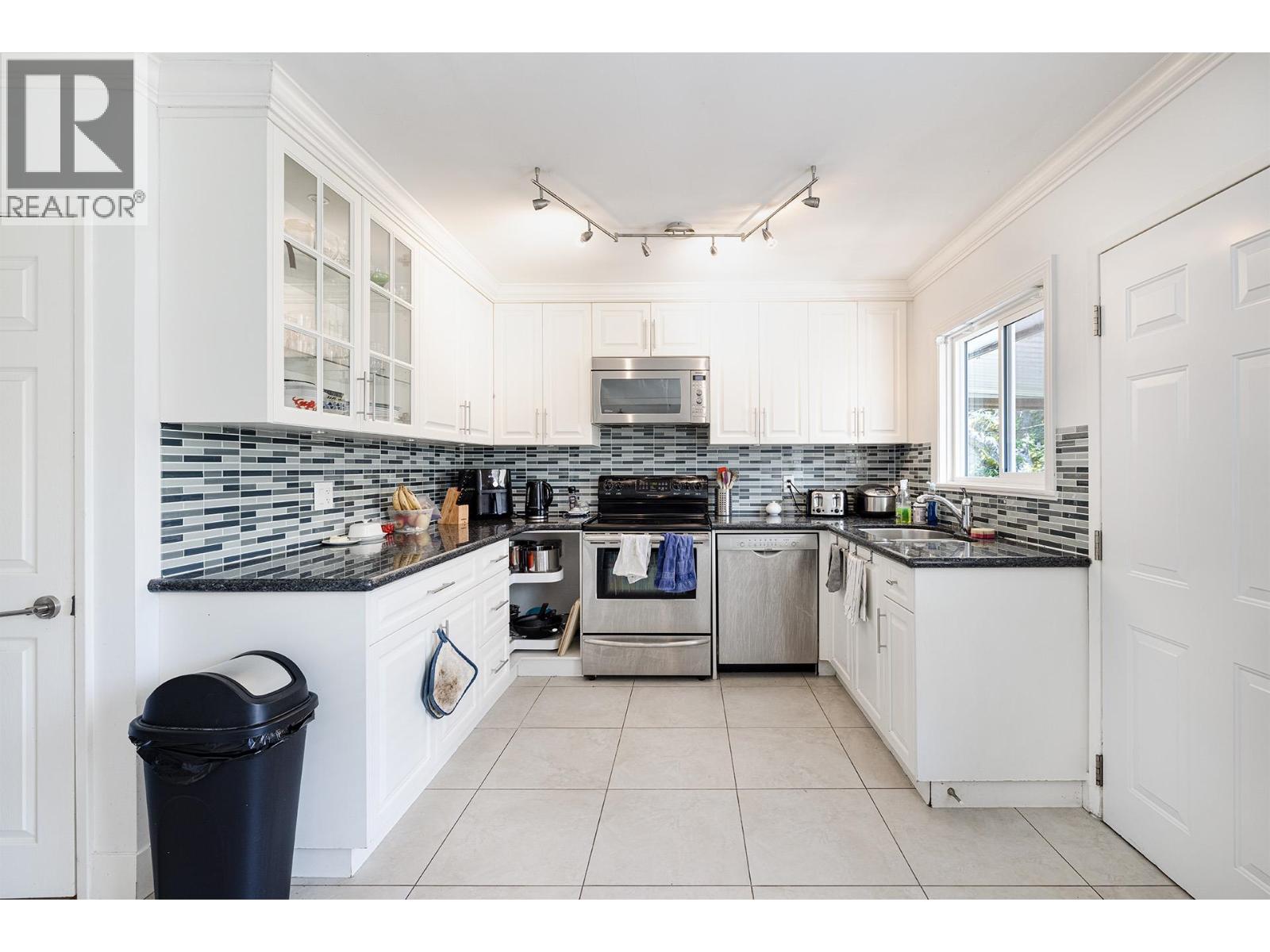 Photo 7 of 4378 Briarwood Crescent, Burnaby BC