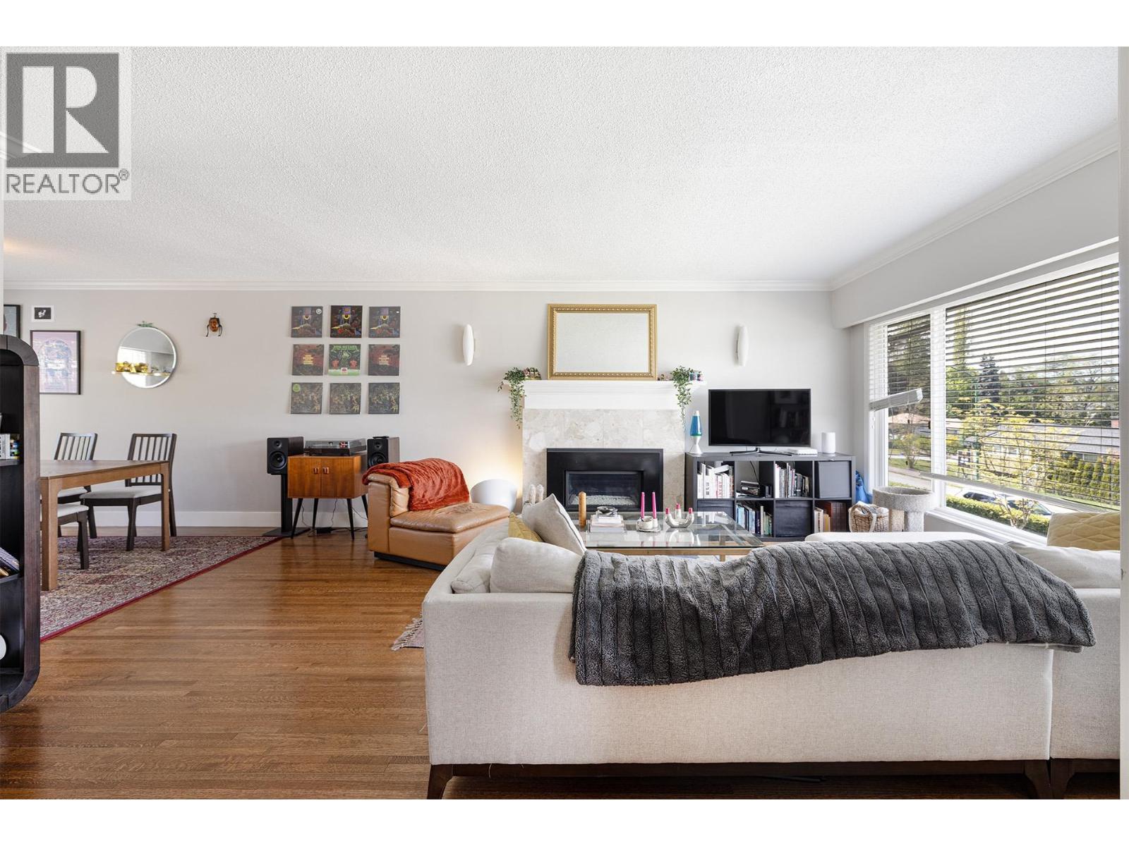 Photo 4 of 4378 Briarwood Crescent, Burnaby BC