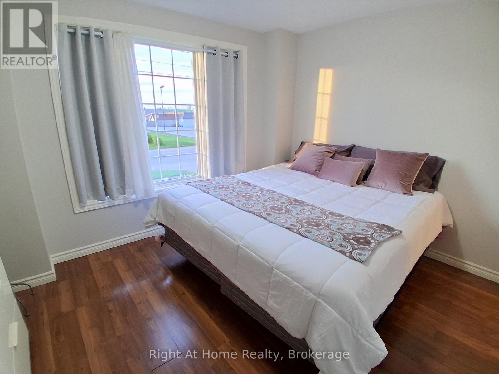 Photo 11 of 5524 Fraser Street, Niagara Falls ON