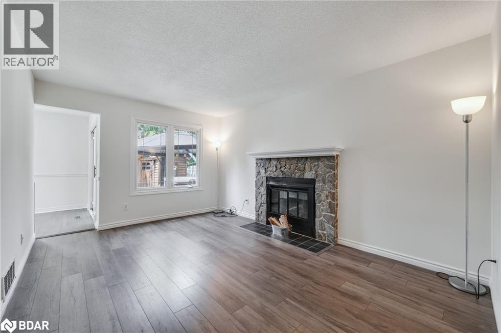 Photo 2 of 6 Milne Court, Barrie ON