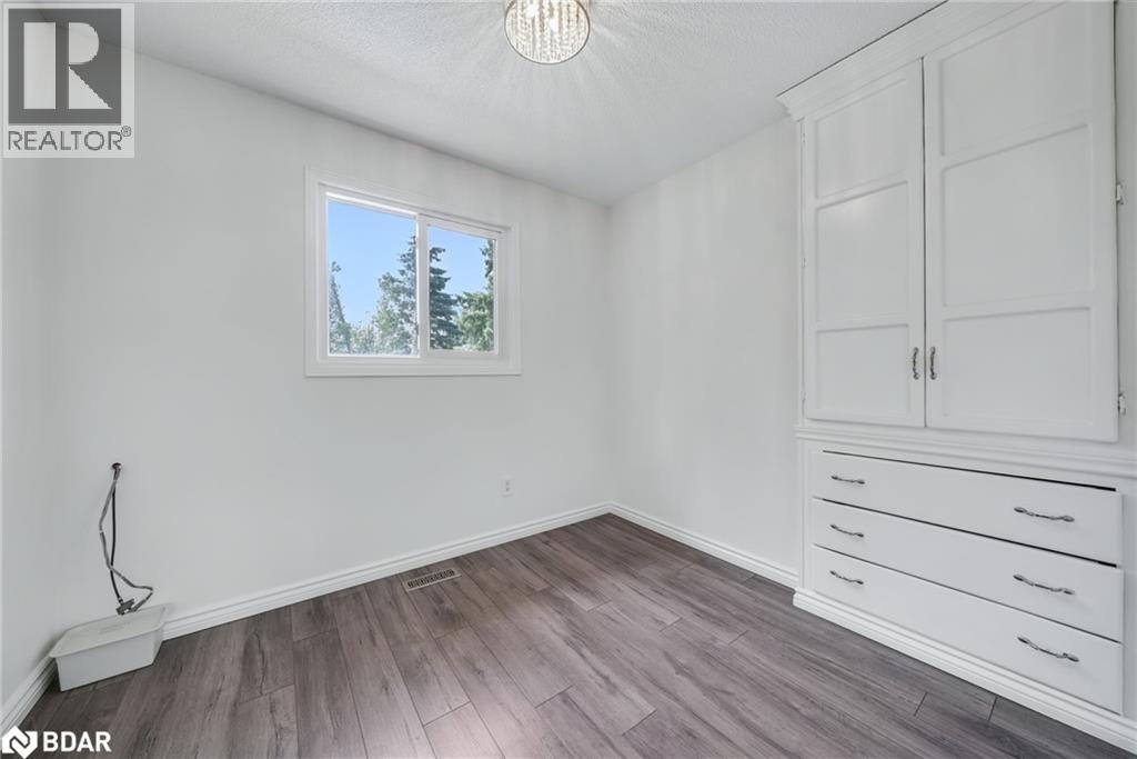 Photo 10 of 6 Milne Court, Barrie ON