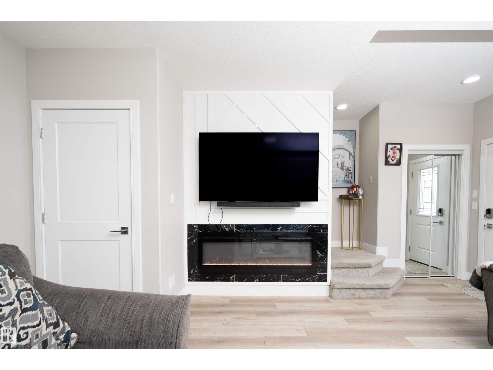 Photo 5 of 1767 26 A St Nw, Edmonton AB