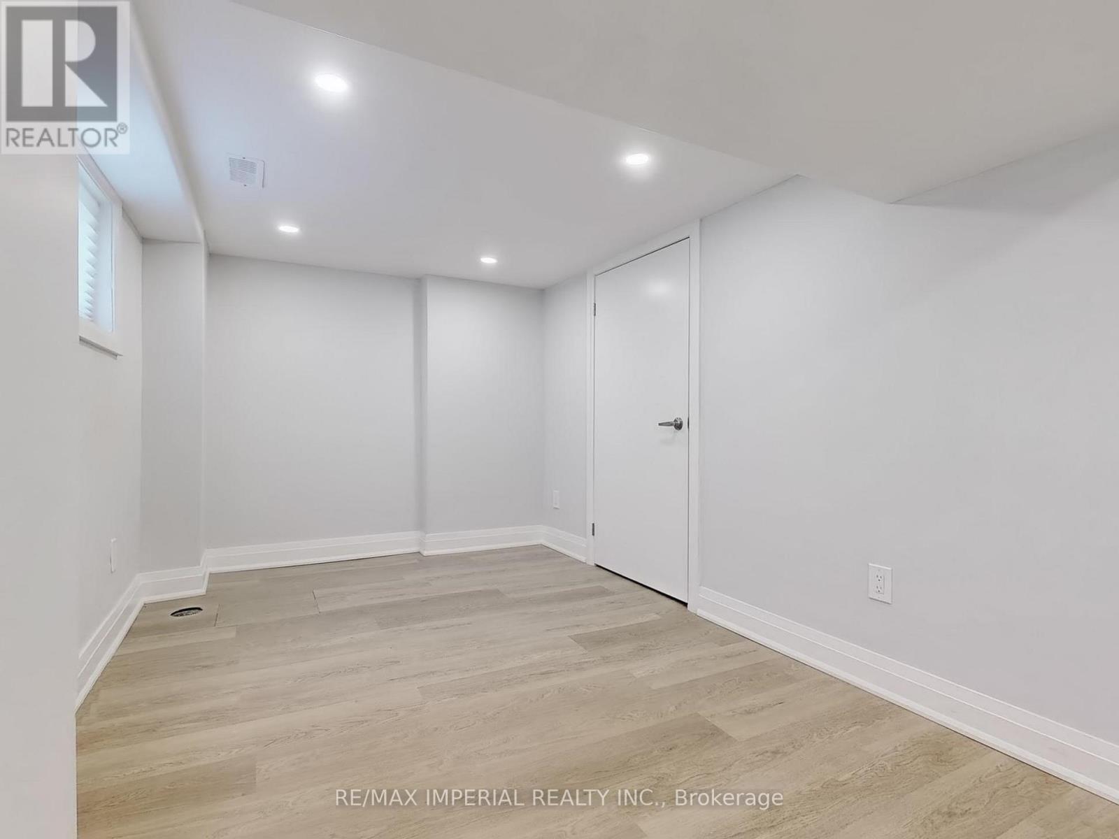 Photo 31 of 9 Lesmount Avenue, Toronto ON