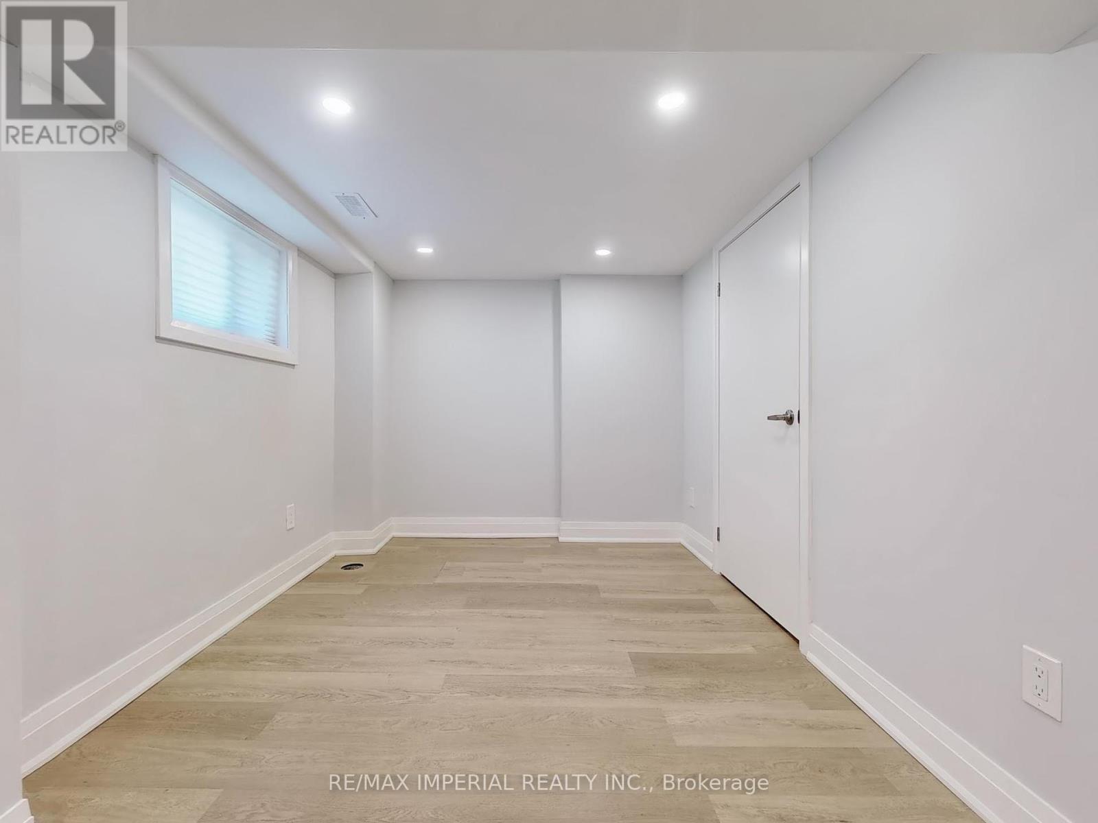 Photo 32 of 9 Lesmount Avenue, Toronto ON