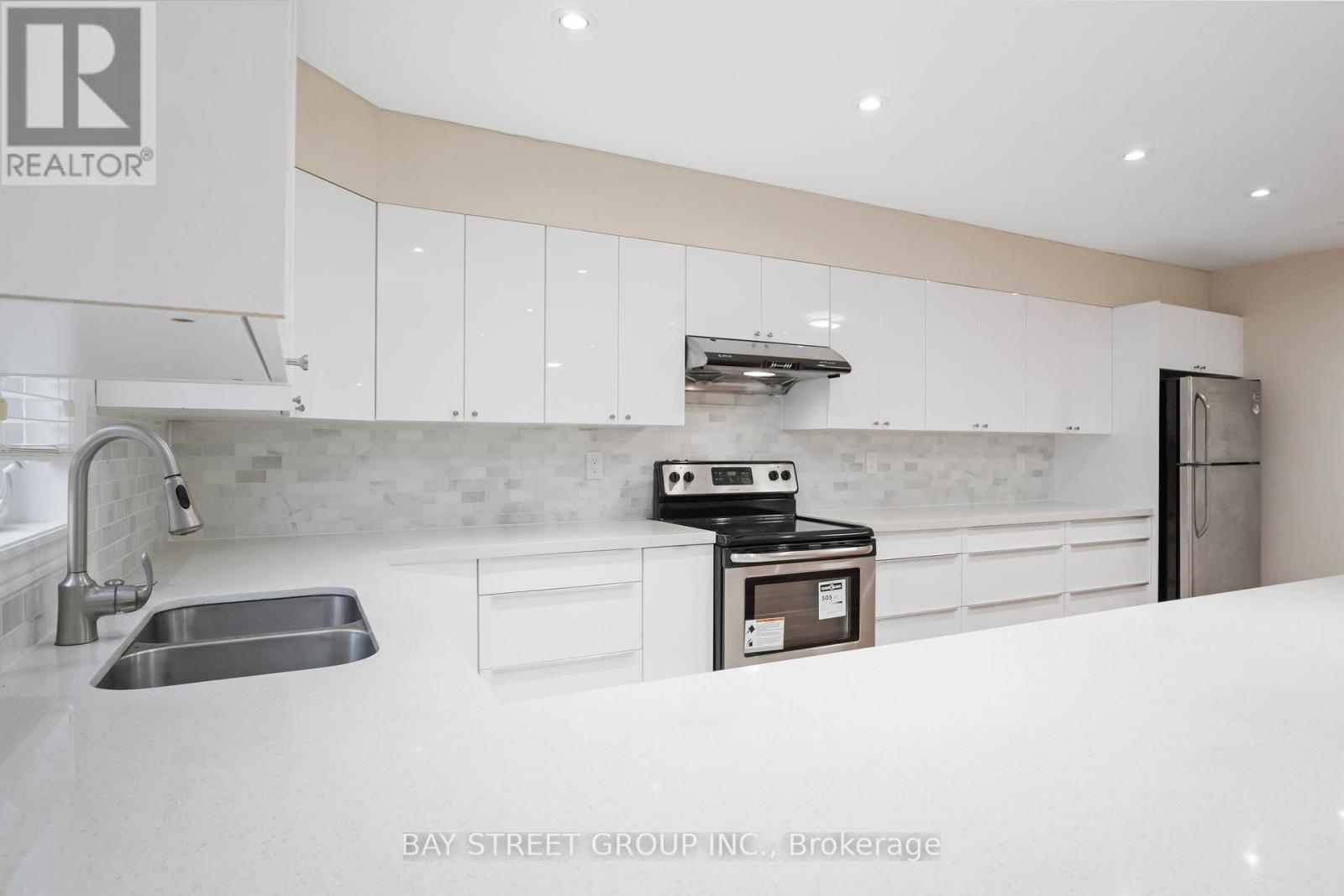 Photo 16 of 25 Maple Ridge Crescent, Markham ON
