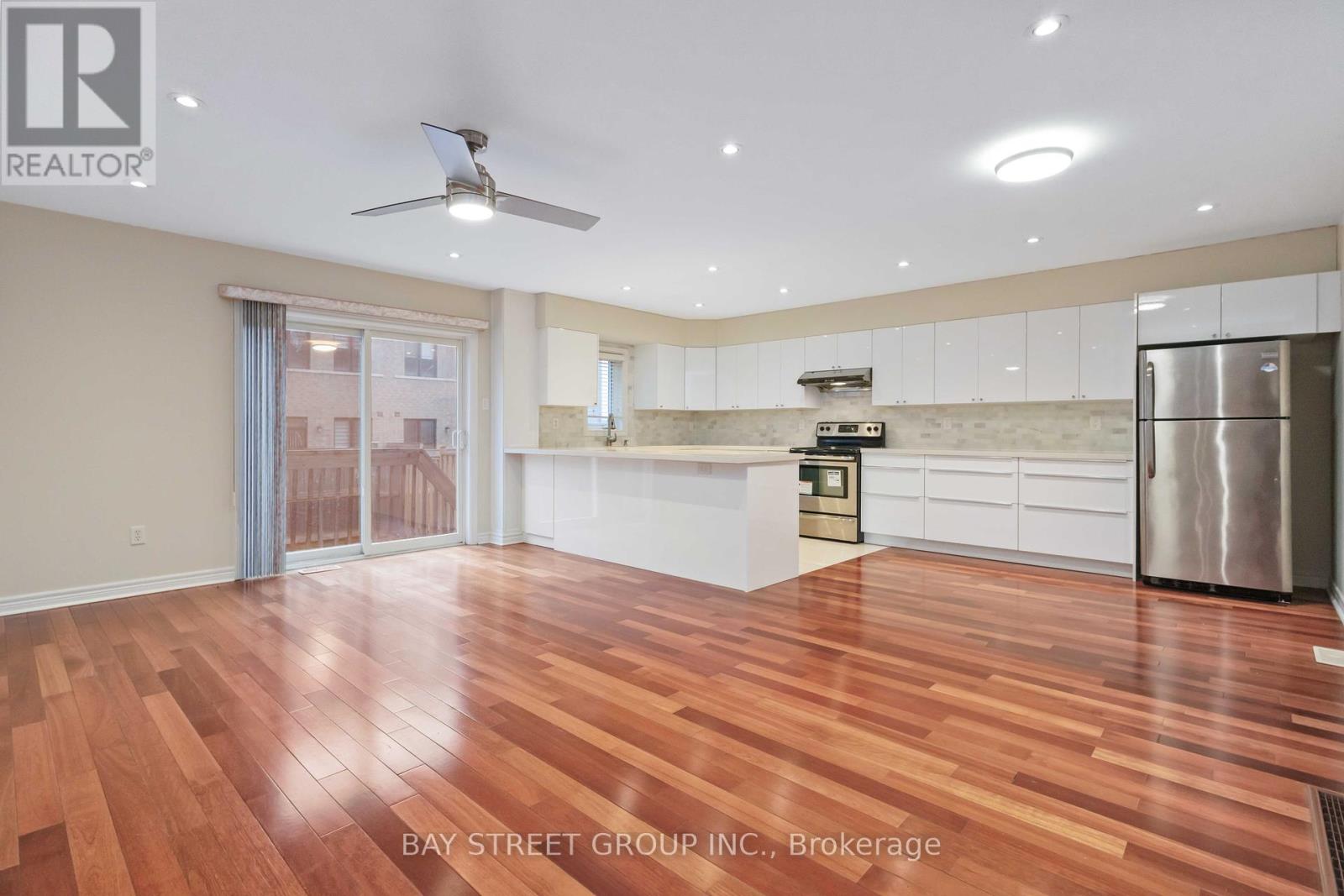 Photo 4 of 25 Maple Ridge Crescent, Markham ON