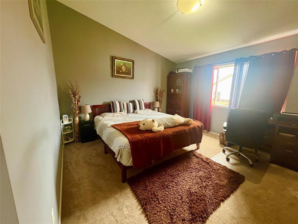 Photo 4 of 102 Filbert Crescent, Winnipeg MB