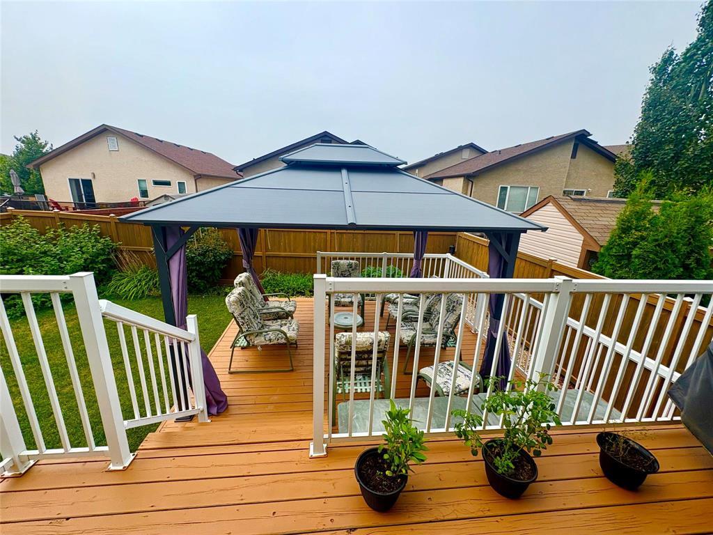 Photo 5 of 102 Filbert Crescent, Winnipeg MB