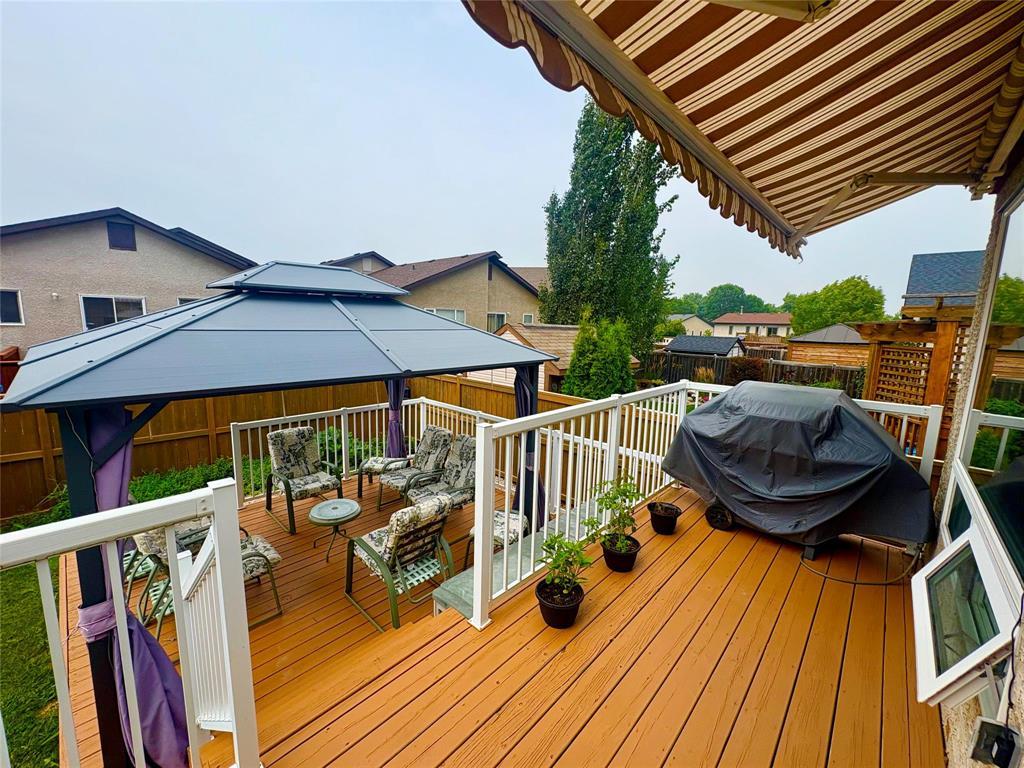 Photo 32 of 102 Filbert Crescent, Winnipeg MB