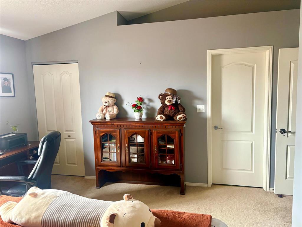 Photo 14 of 102 Filbert Crescent, Winnipeg MB