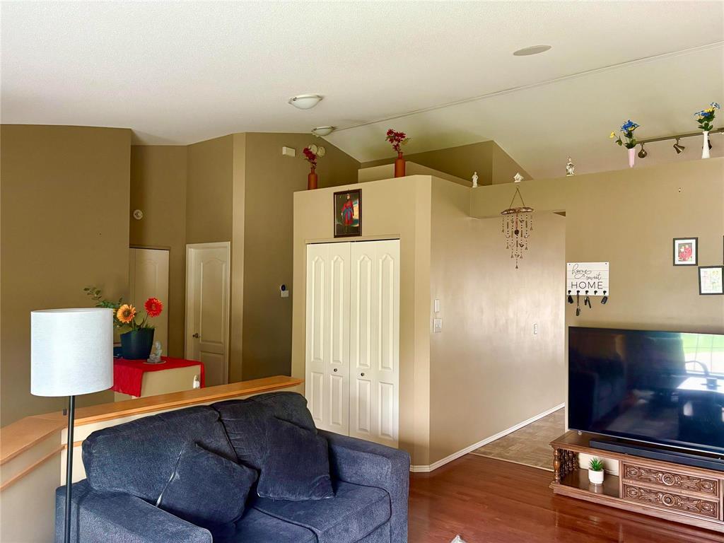 Photo 17 of 102 Filbert Crescent, Winnipeg MB