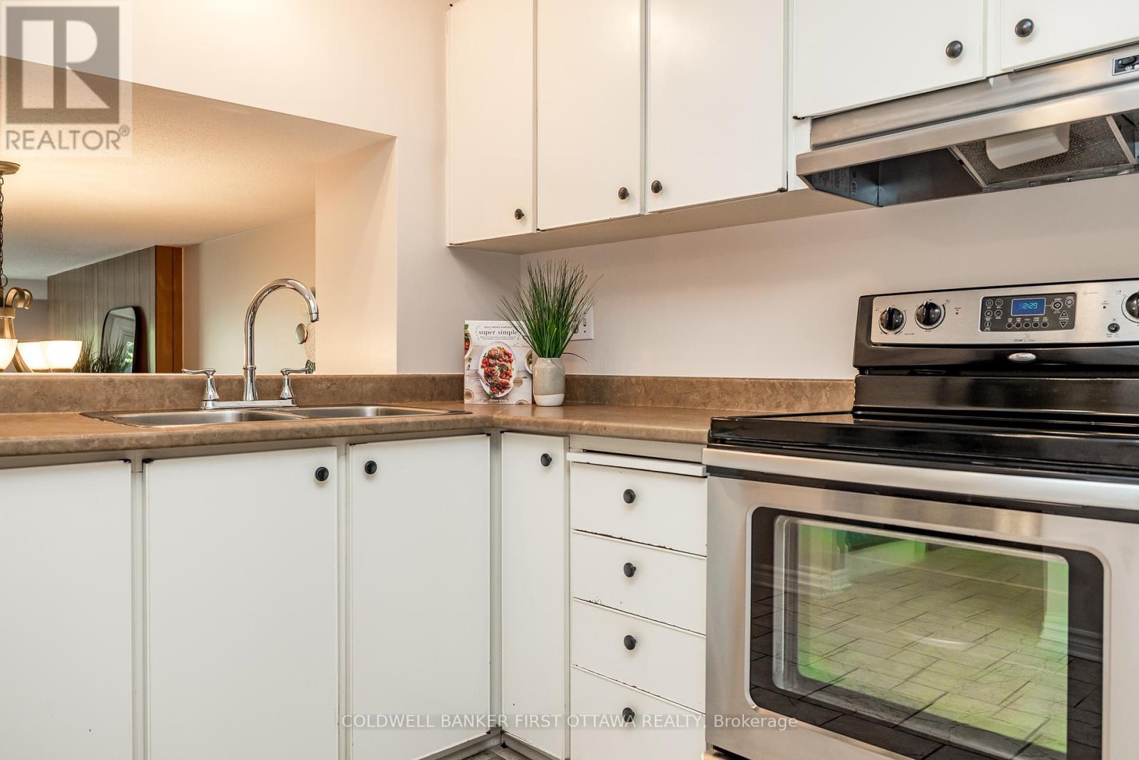 Photo 13 of 48 Downsview Crescent, Ottawa ON
