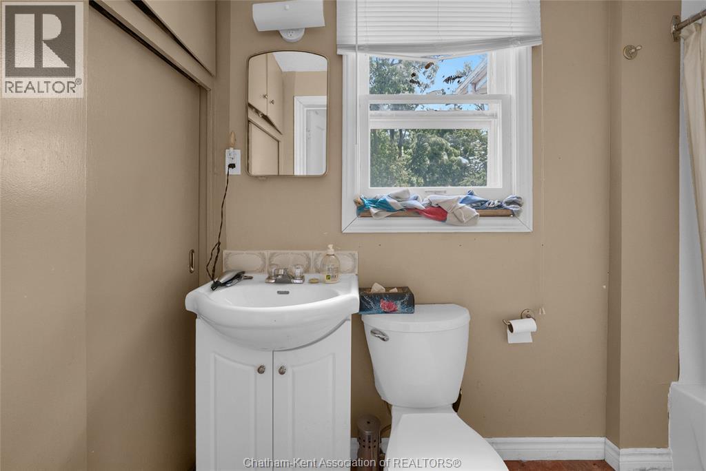Photo 23 of 468 King Street West, Chatham ON