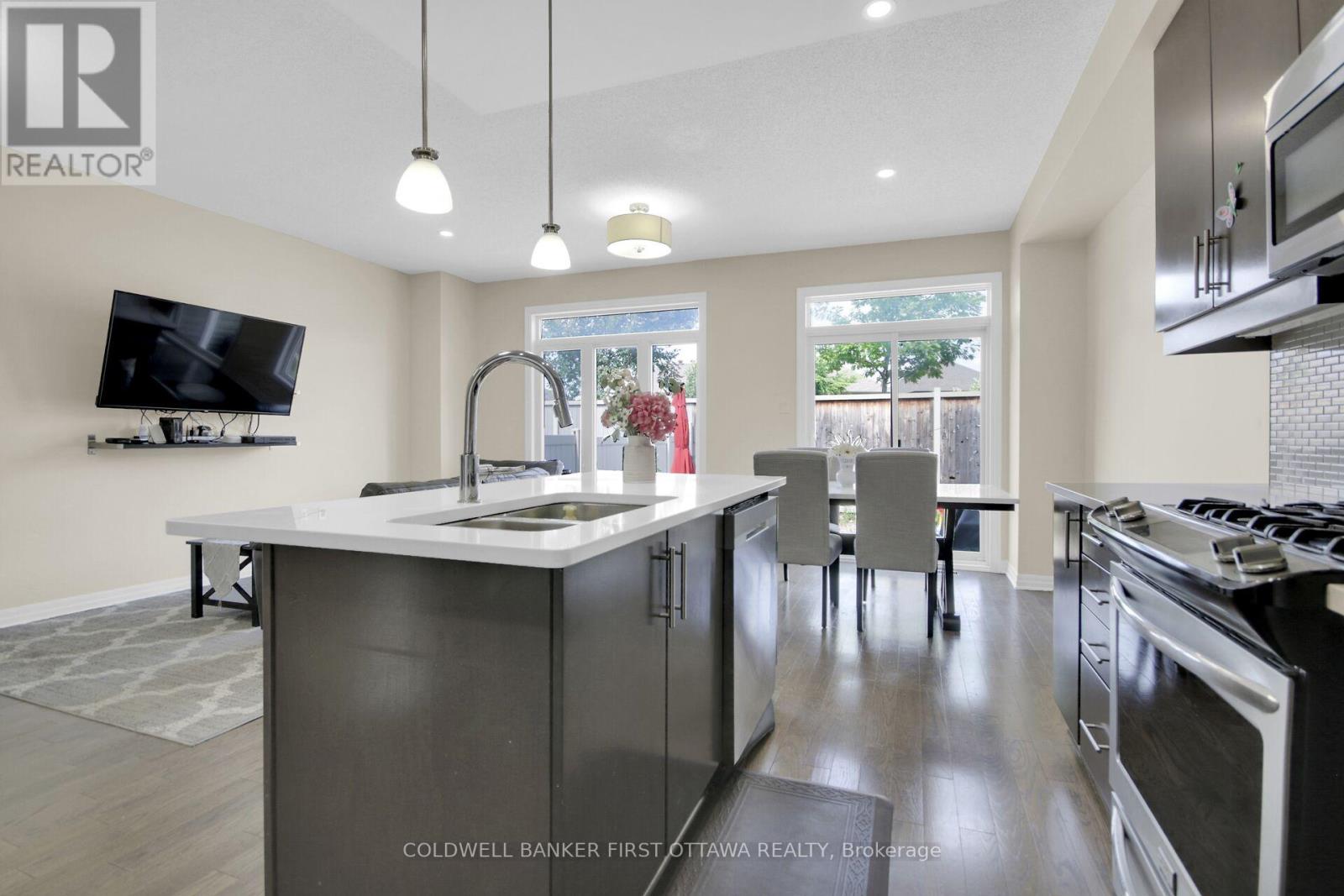 Photo 11 of 168 Hawkshaw Crescent, Ottawa ON