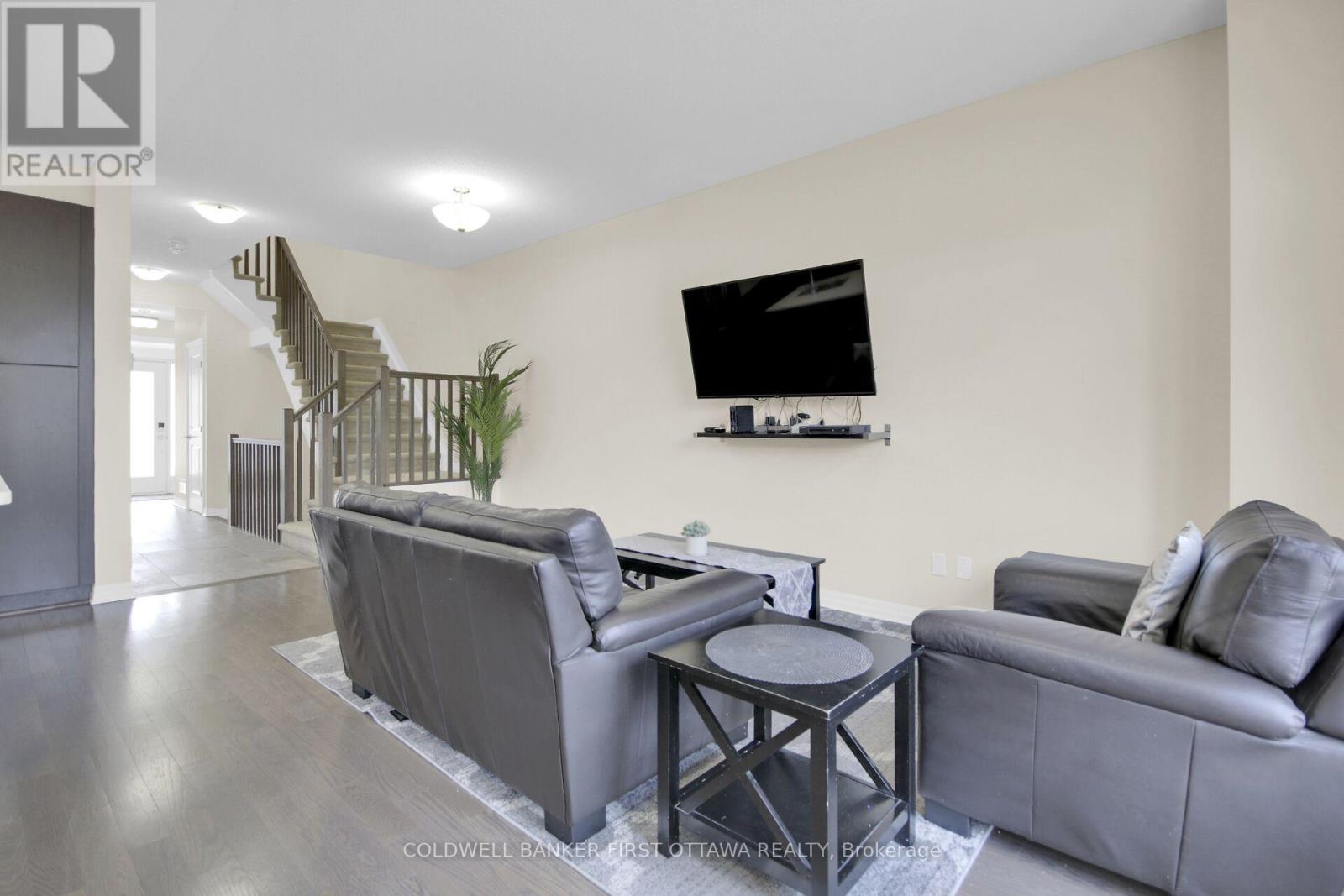 Photo 8 of 168 Hawkshaw Crescent, Ottawa ON