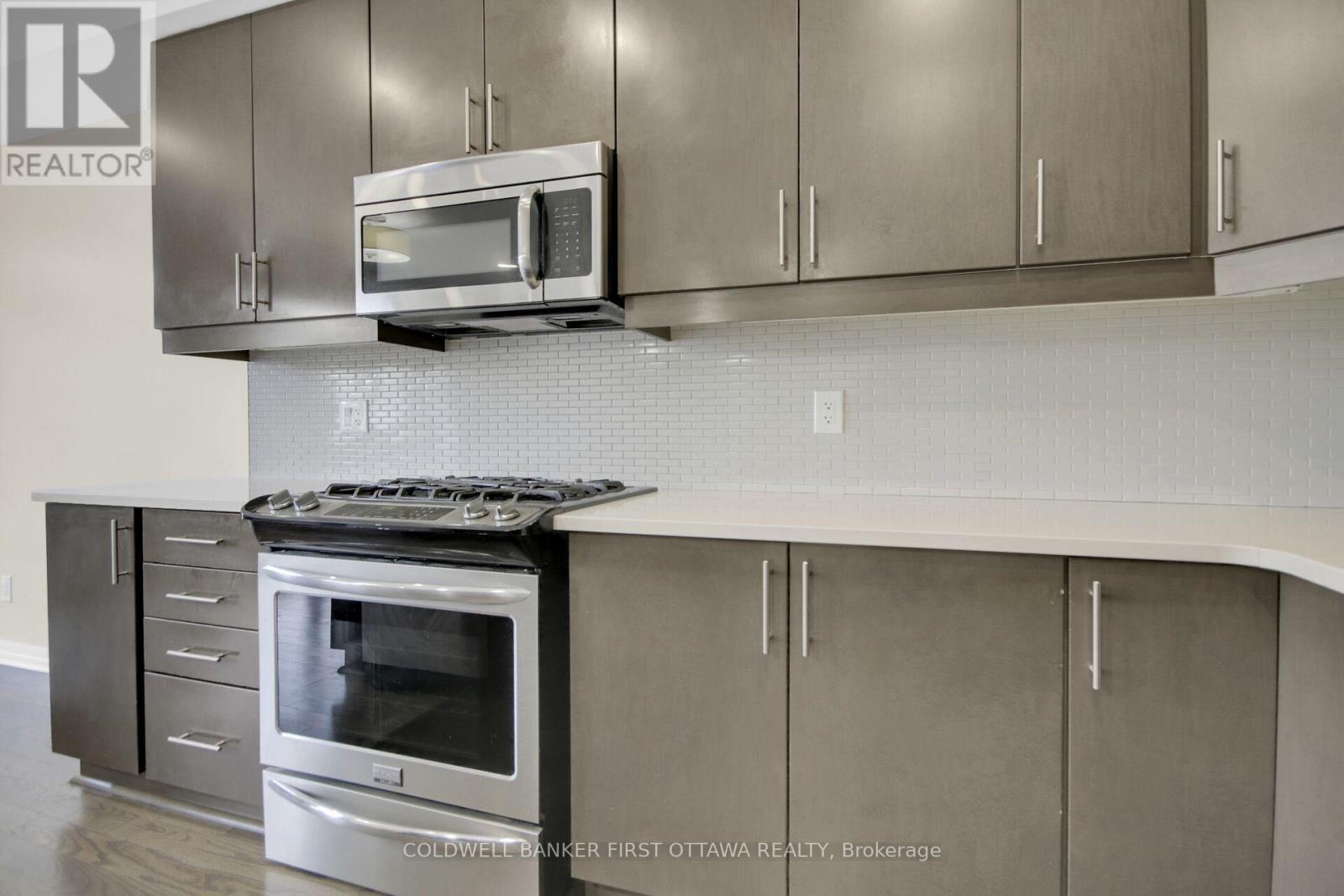 Photo 13 of 168 Hawkshaw Crescent, Ottawa ON