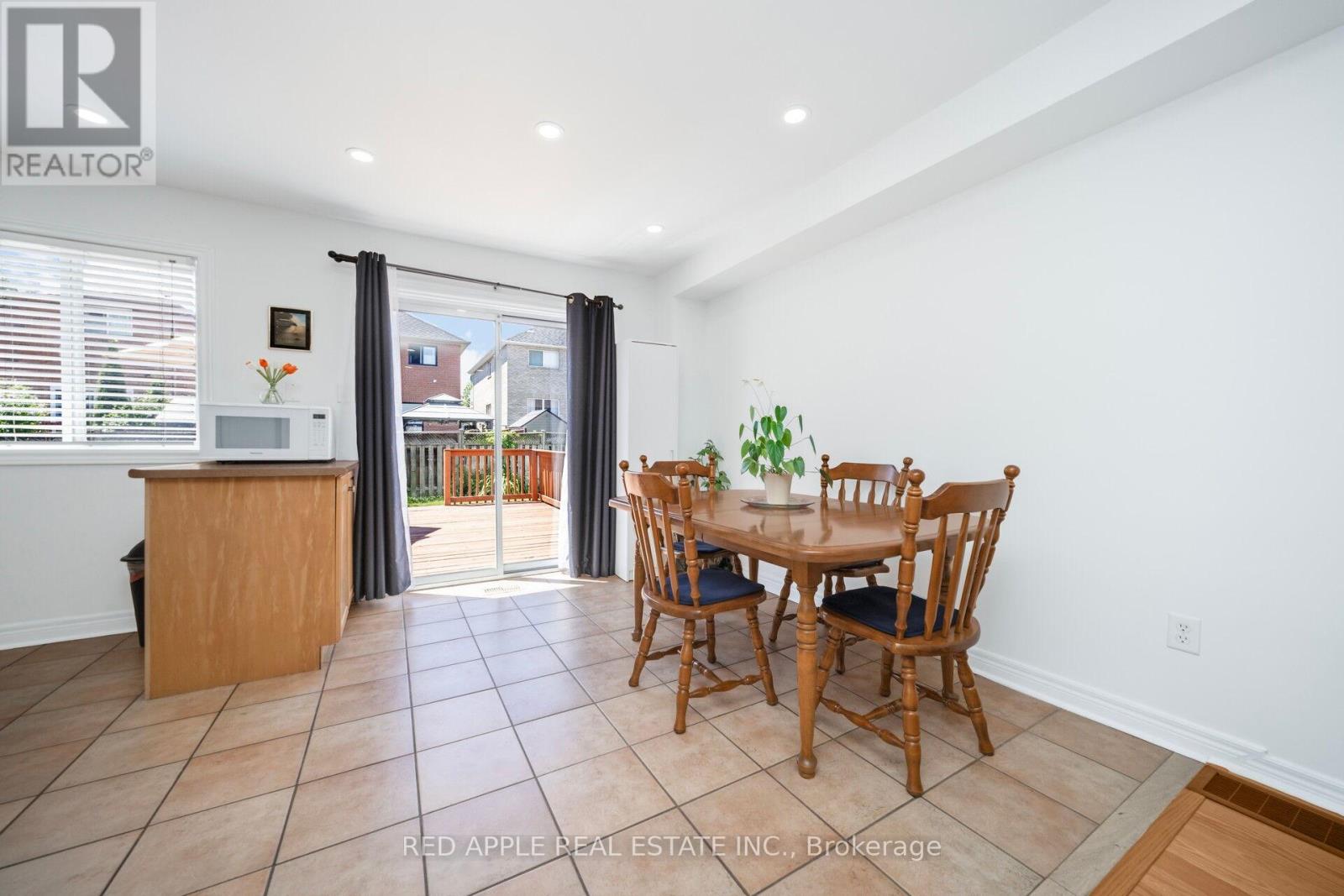 Photo 11 of 52 Tiller Trail, Brampton ON