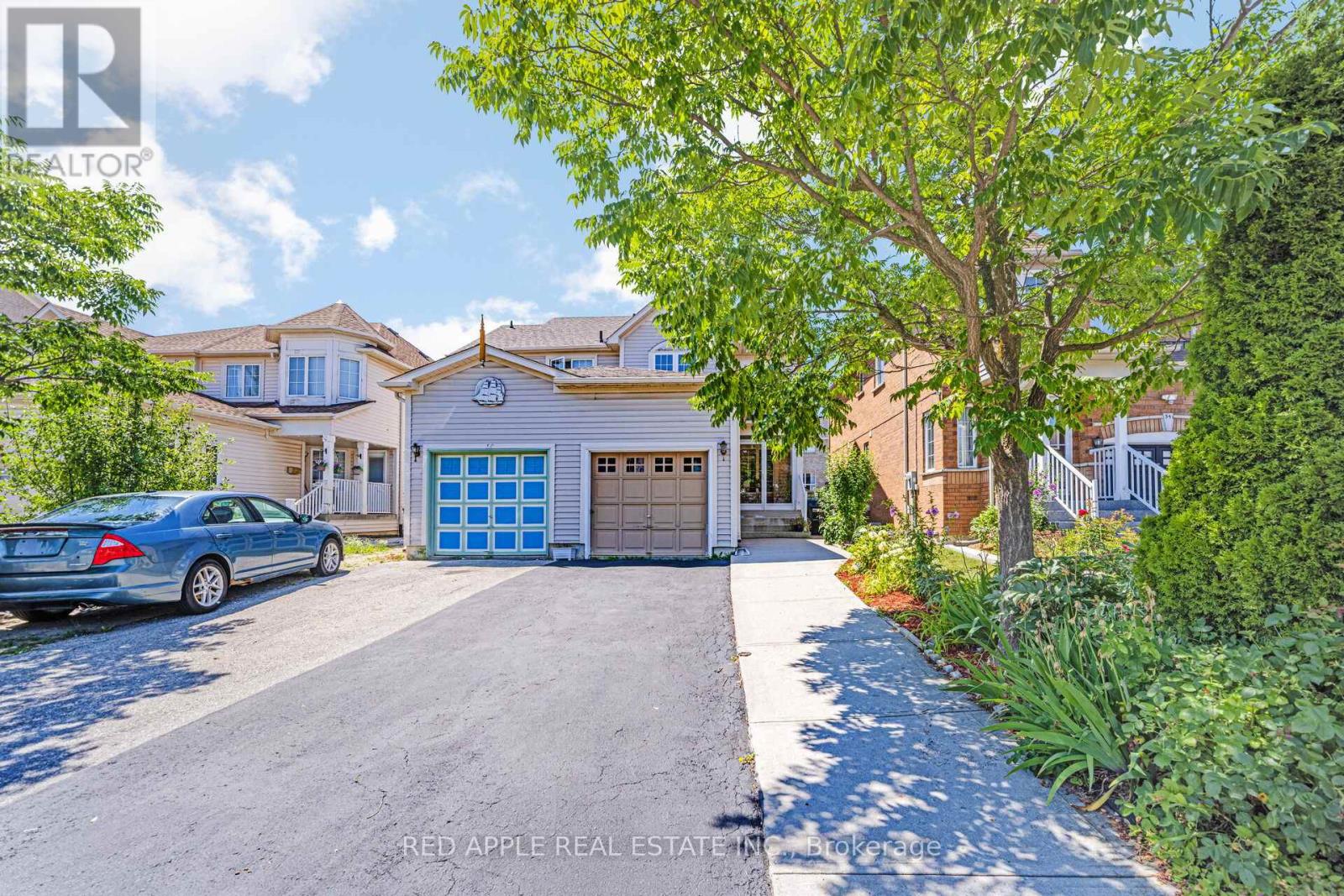 Photo 3 of 52 Tiller Trail, Brampton ON