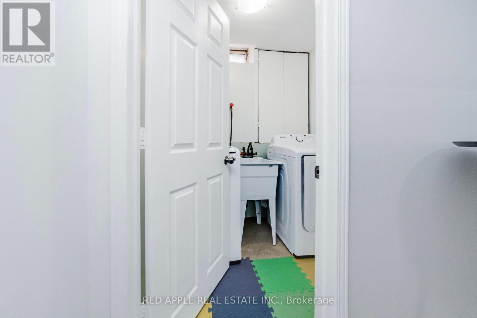 Photo 34 of 52 Tiller Trail, Brampton ON