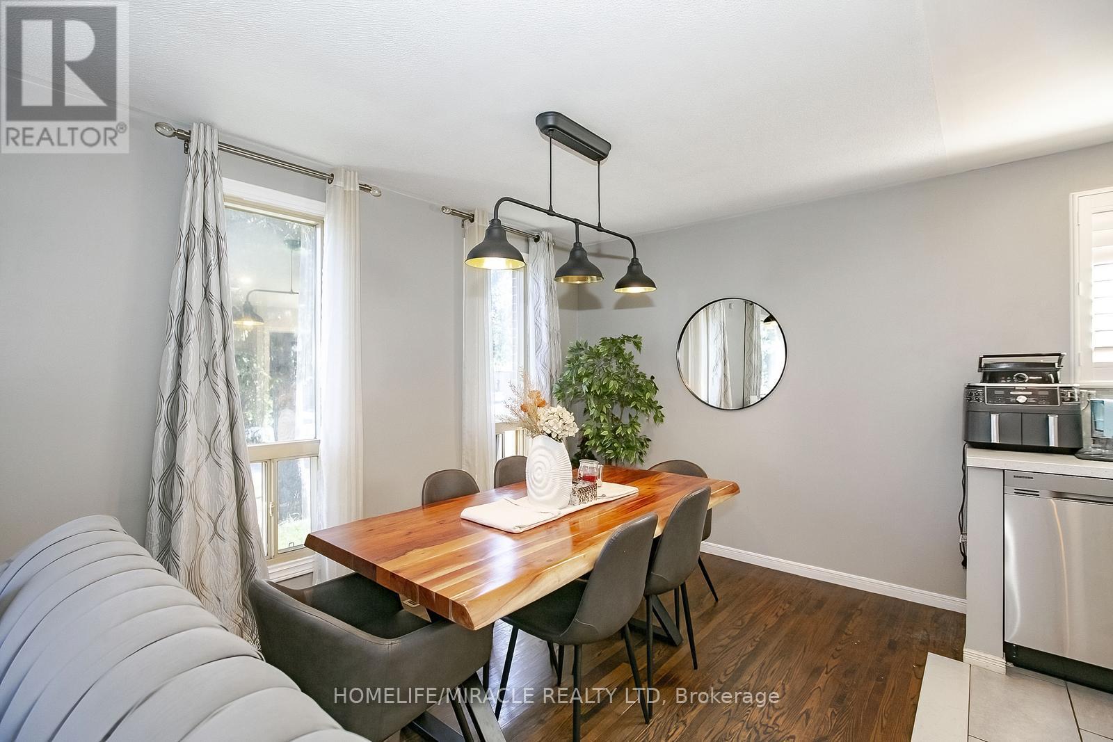 Photo 12 of 46 Reigate Avenue, Brampton ON