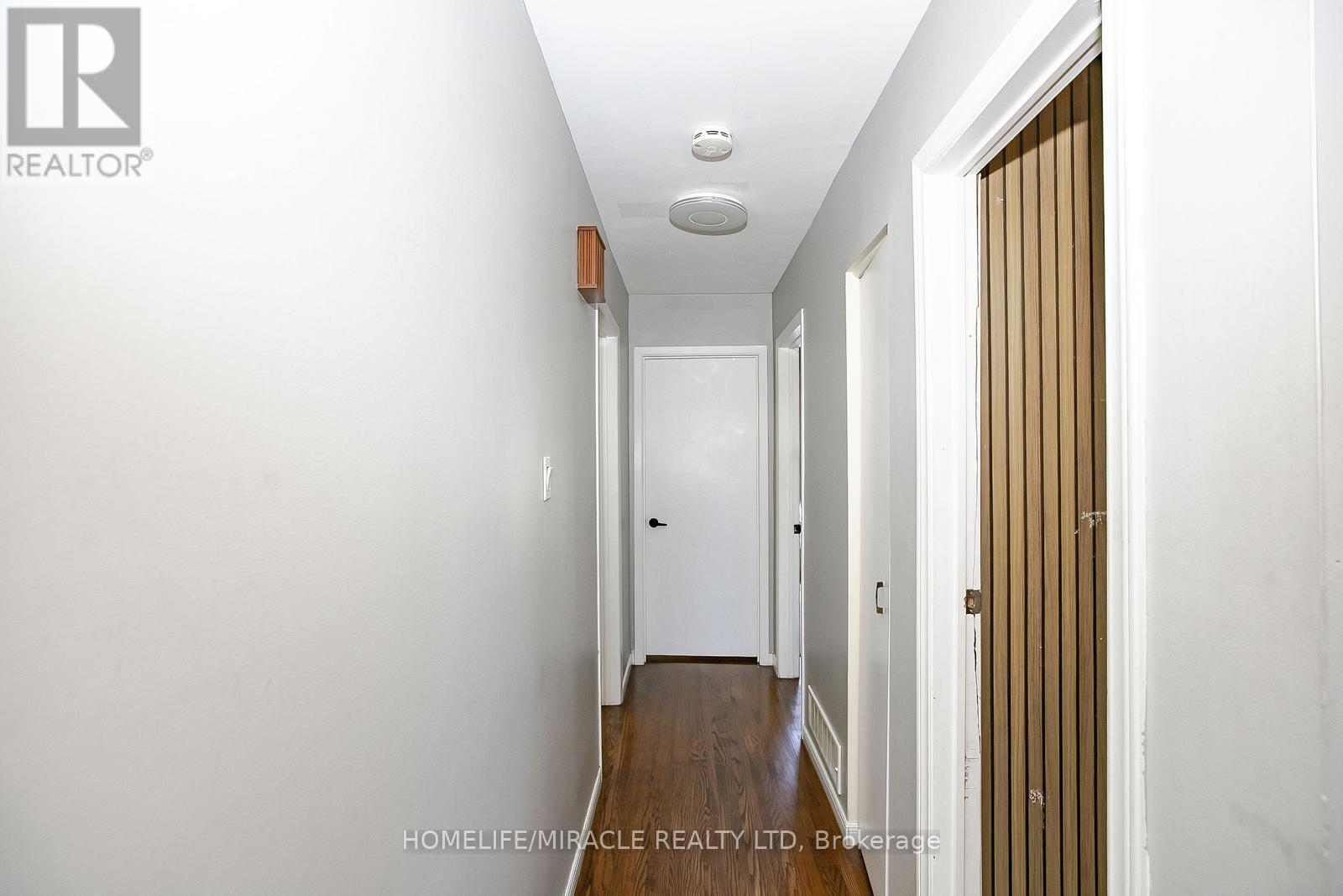 Photo 18 of 46 Reigate Avenue, Brampton ON