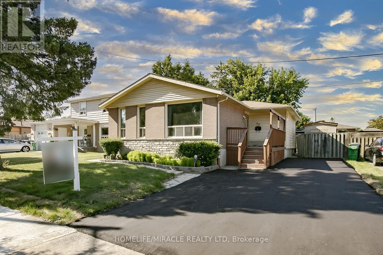 Photo 2 of 46 Reigate Avenue, Brampton ON