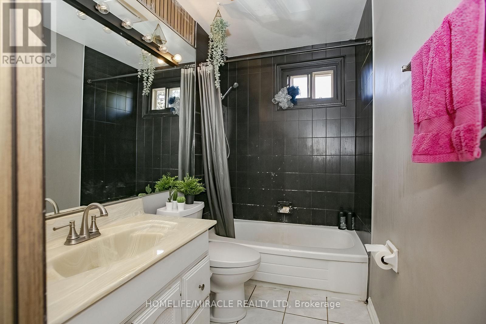 Photo 22 of 46 Reigate Avenue, Brampton ON