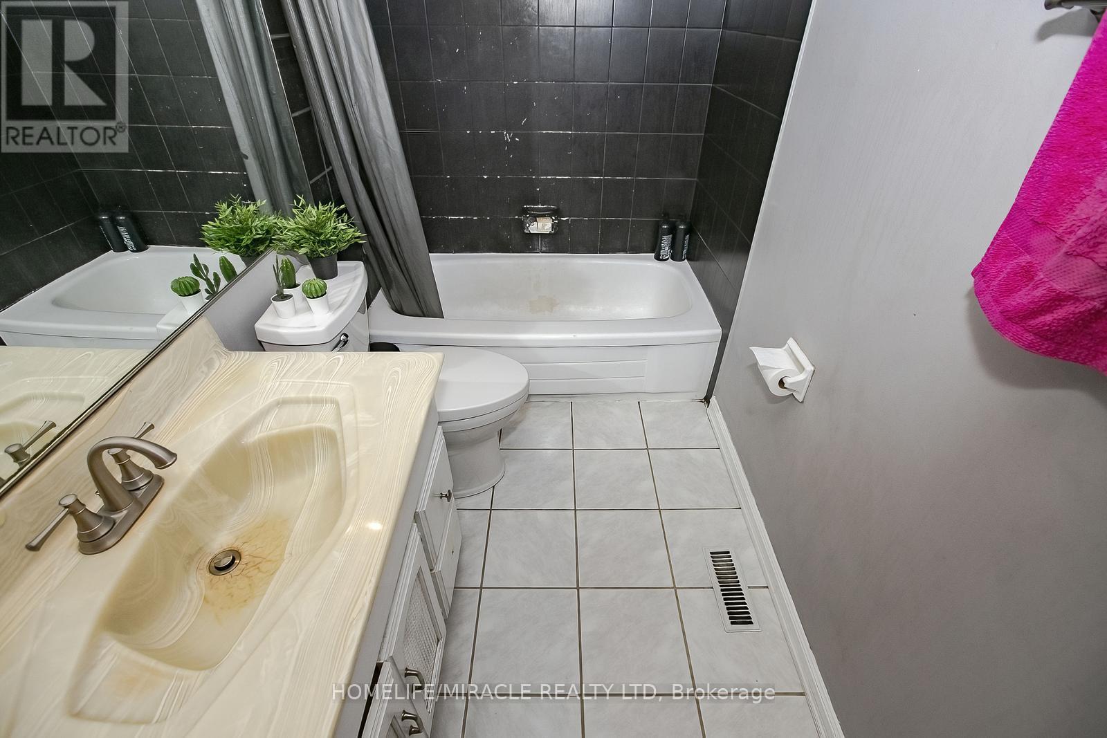 Photo 23 of 46 Reigate Avenue, Brampton ON