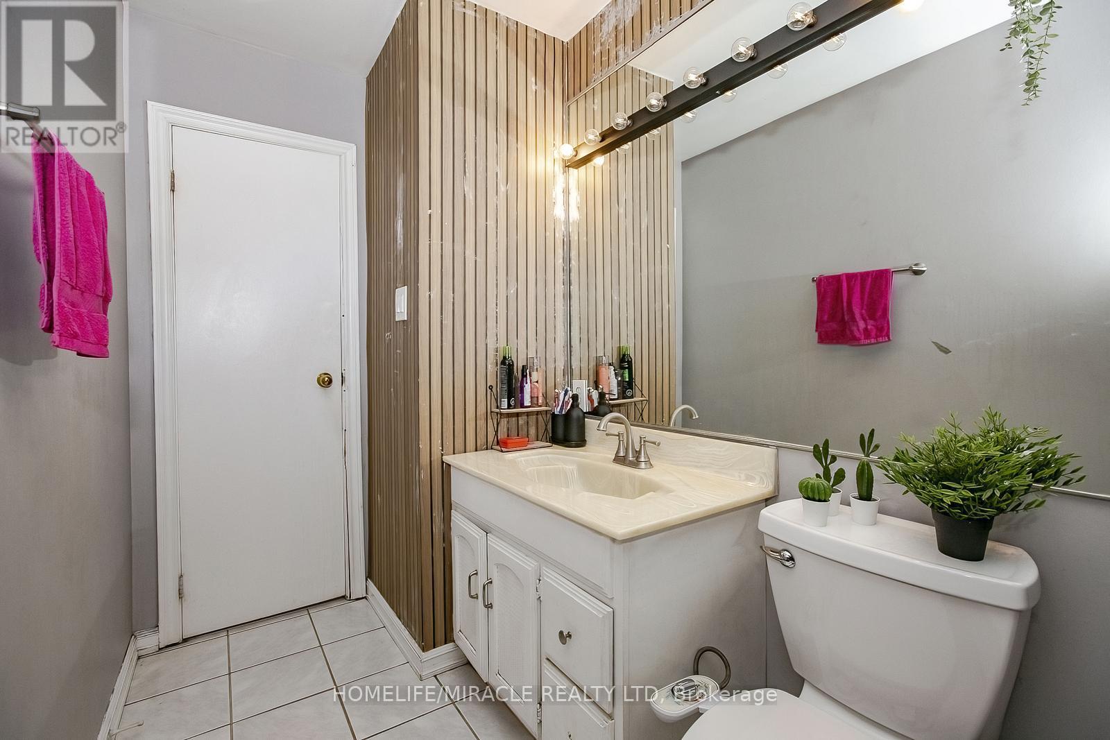 Photo 24 of 46 Reigate Avenue, Brampton ON