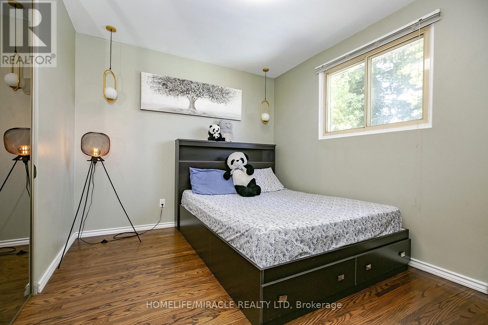 Photo 25 of 46 Reigate Avenue, Brampton ON