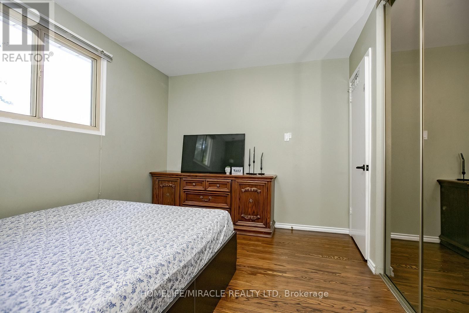 Photo 26 of 46 Reigate Avenue, Brampton ON