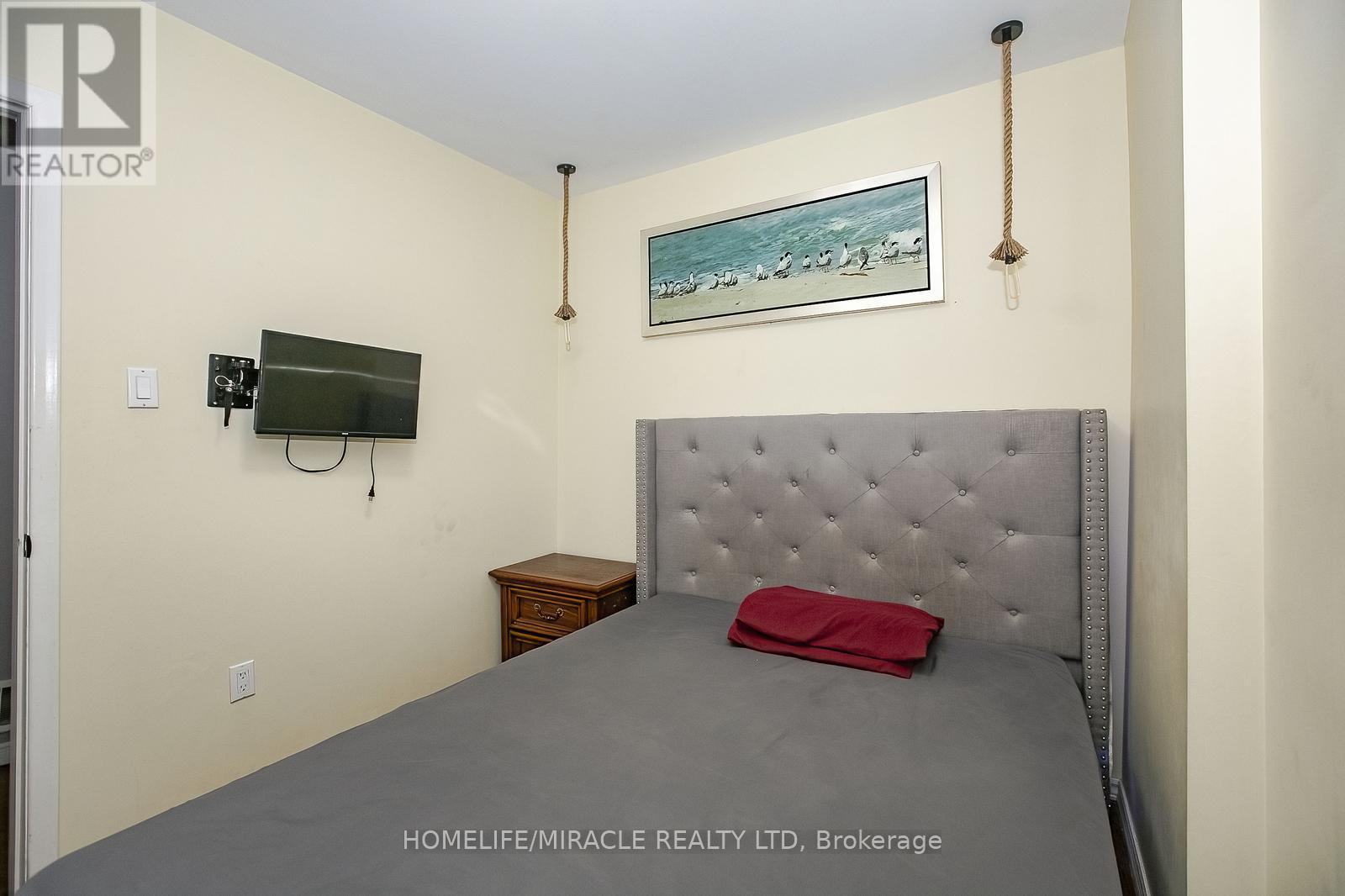 Photo 28 of 46 Reigate Avenue, Brampton ON