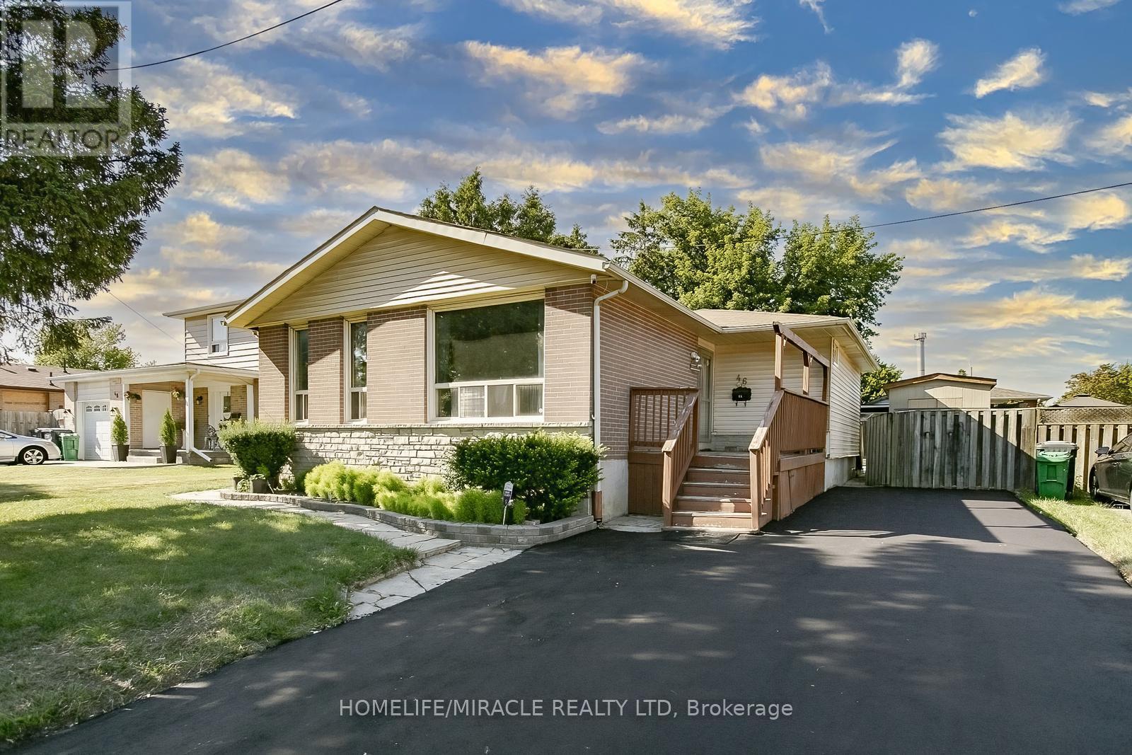 Photo 3 of 46 Reigate Avenue, Brampton ON