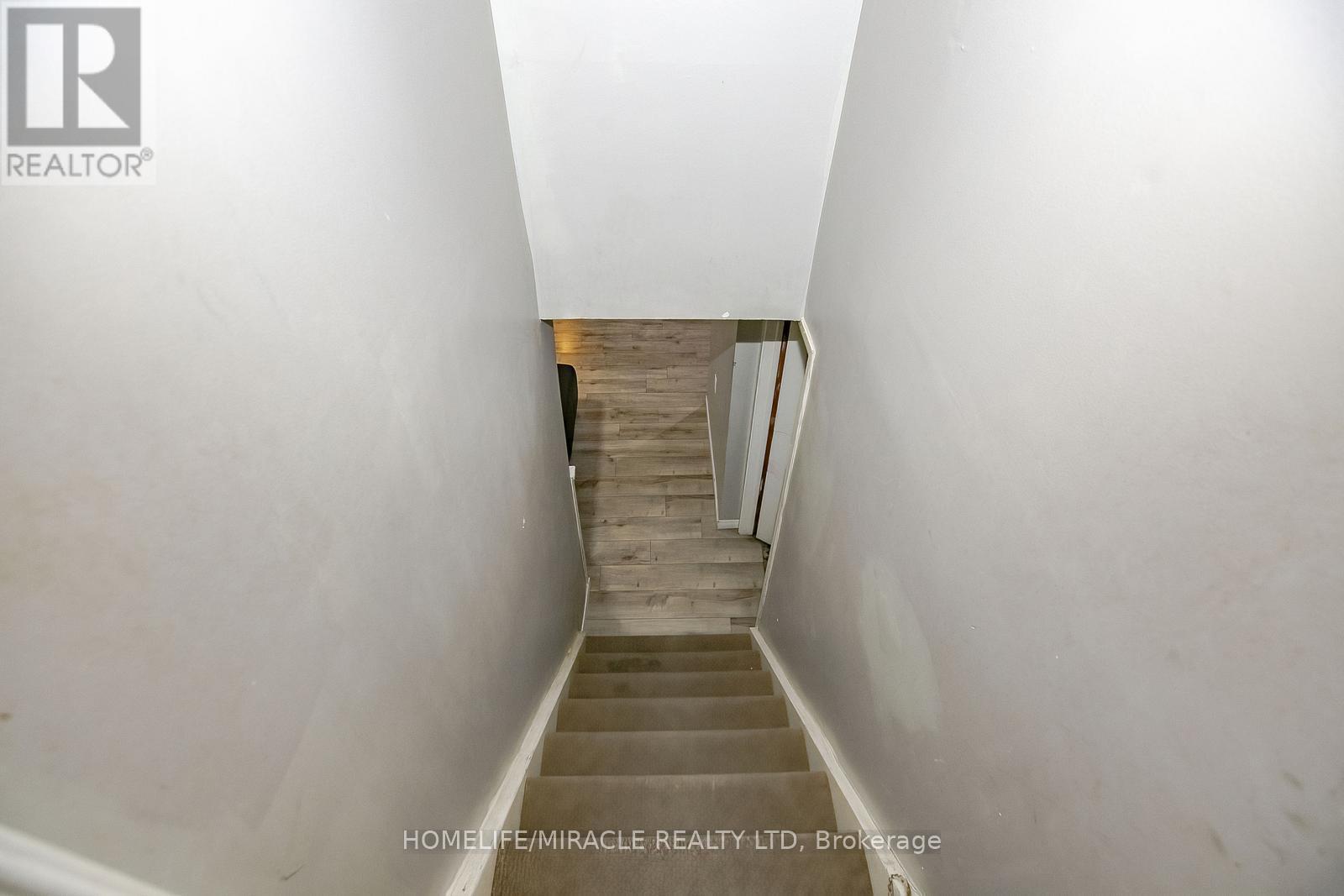 Photo 32 of 46 Reigate Avenue, Brampton ON