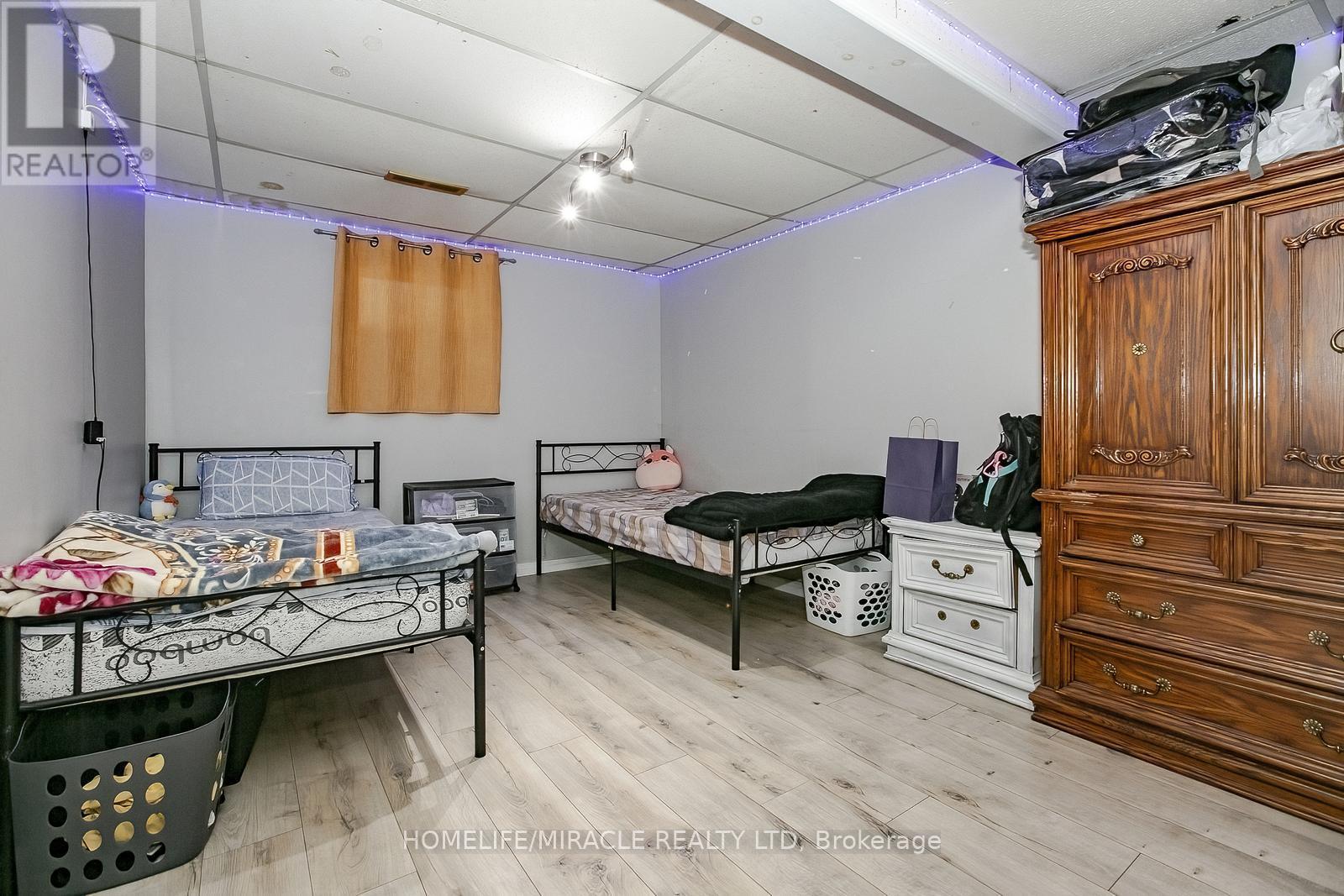 Photo 33 of 46 Reigate Avenue, Brampton ON